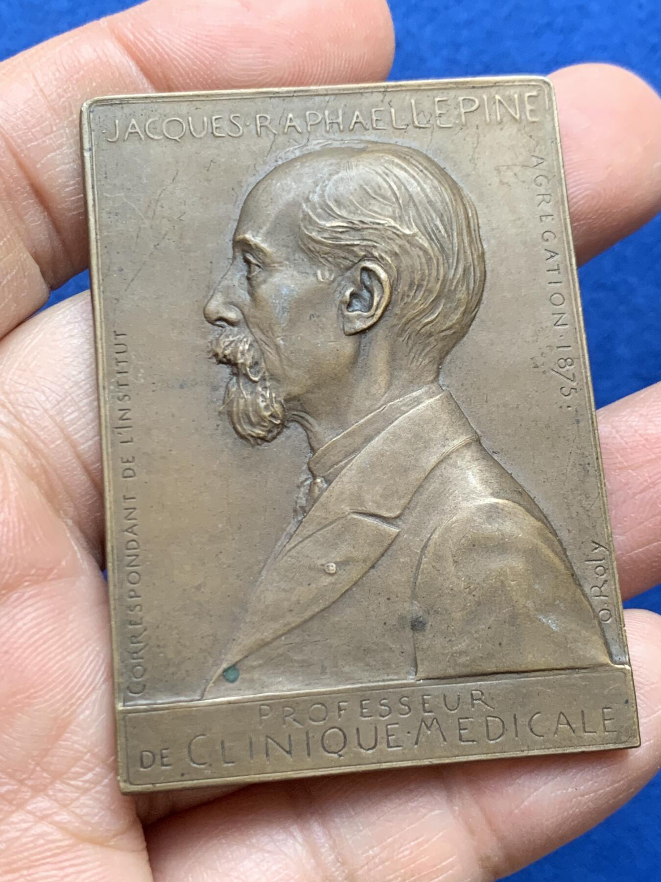 《竞宝斋》第452场 周日，周一 2场连拍 （全场包邮，欢迎送拍） 名家奥斯卡罗蒂1901年作 法国内科临床学教授雅克·拉斐尔方型纪念铜章 56.15克 42*59mm 丰饶角铜标