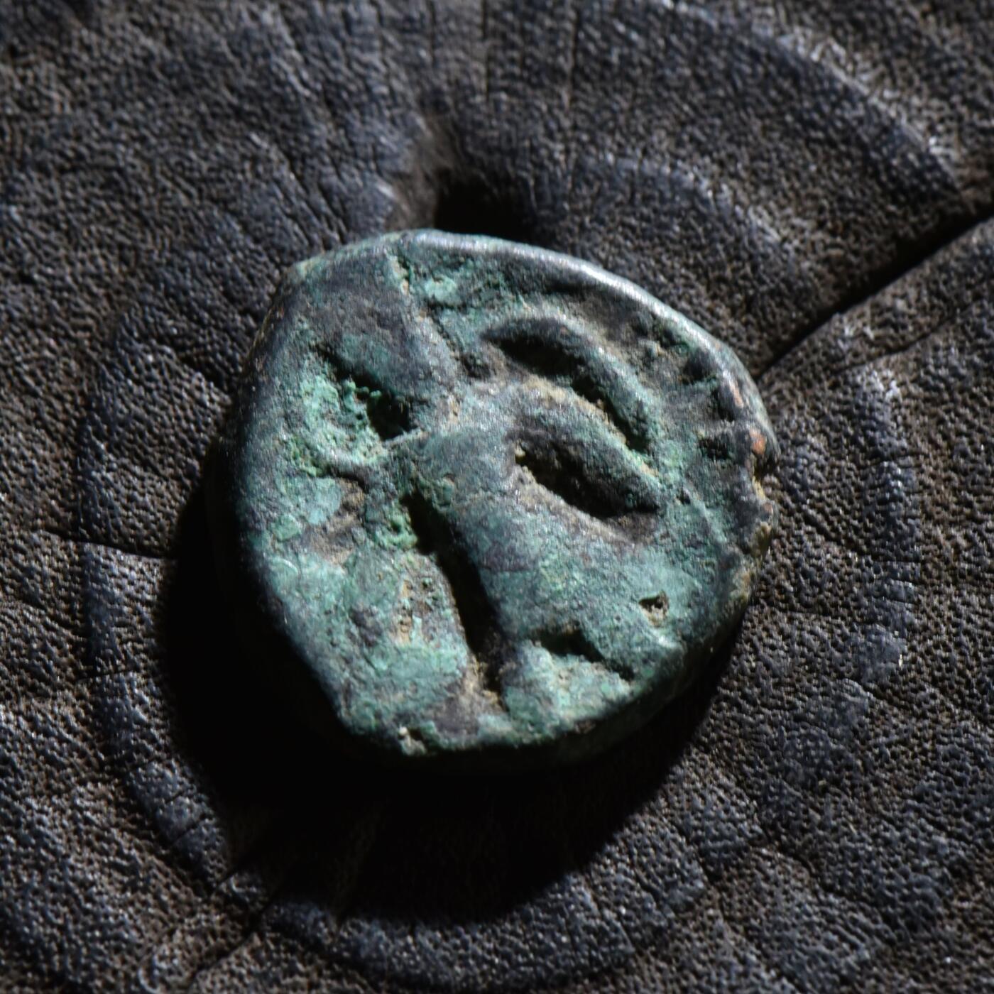 【良泉】第45期【直播场】1月15日晚19.30点开拍！ 208组，西方古代钱币、丝路古珠杂项专场 公元267-270年【贵霜】迦腻色伽三世“财富女神”铜币，6.21克