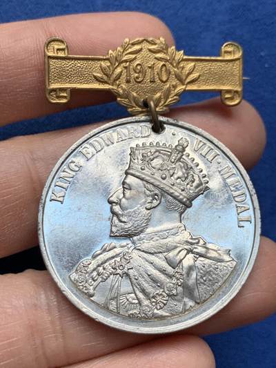 《竞宝斋》第452场 周日，周一 2场连拍 （全场包邮，欢迎送拍） - 英国 1910年 爱德华七世高浮雕纪念章 WM材质 含完整铭牌 总重约18.7克 细节见图