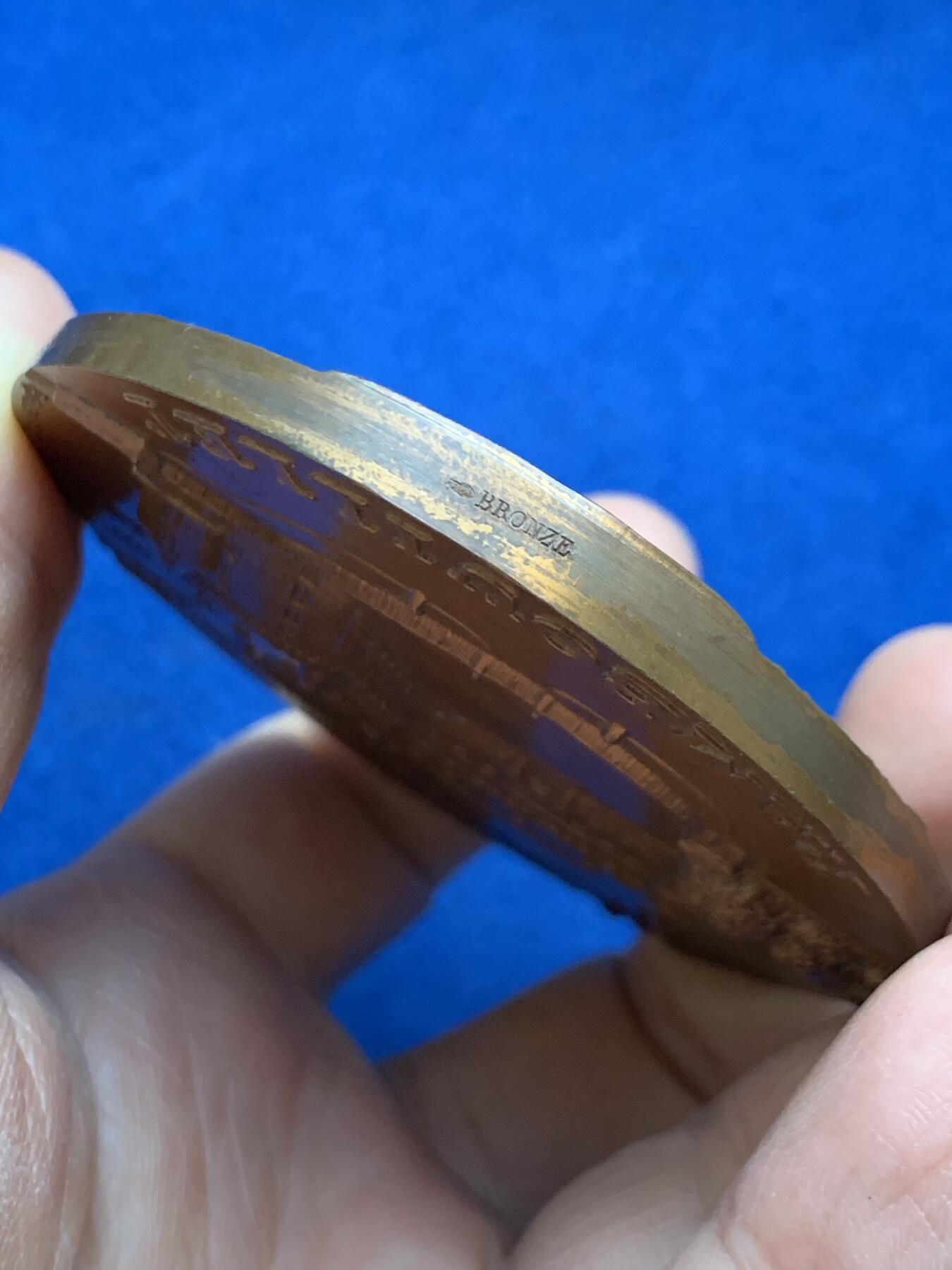 《竞宝斋》第452场 周日，周一 2场连拍 （全场包邮，欢迎送拍） 法国朗布依埃城堡鸟瞰景铜章 高浮雕景观 188.1克 71.2mm 丰饶角铜标