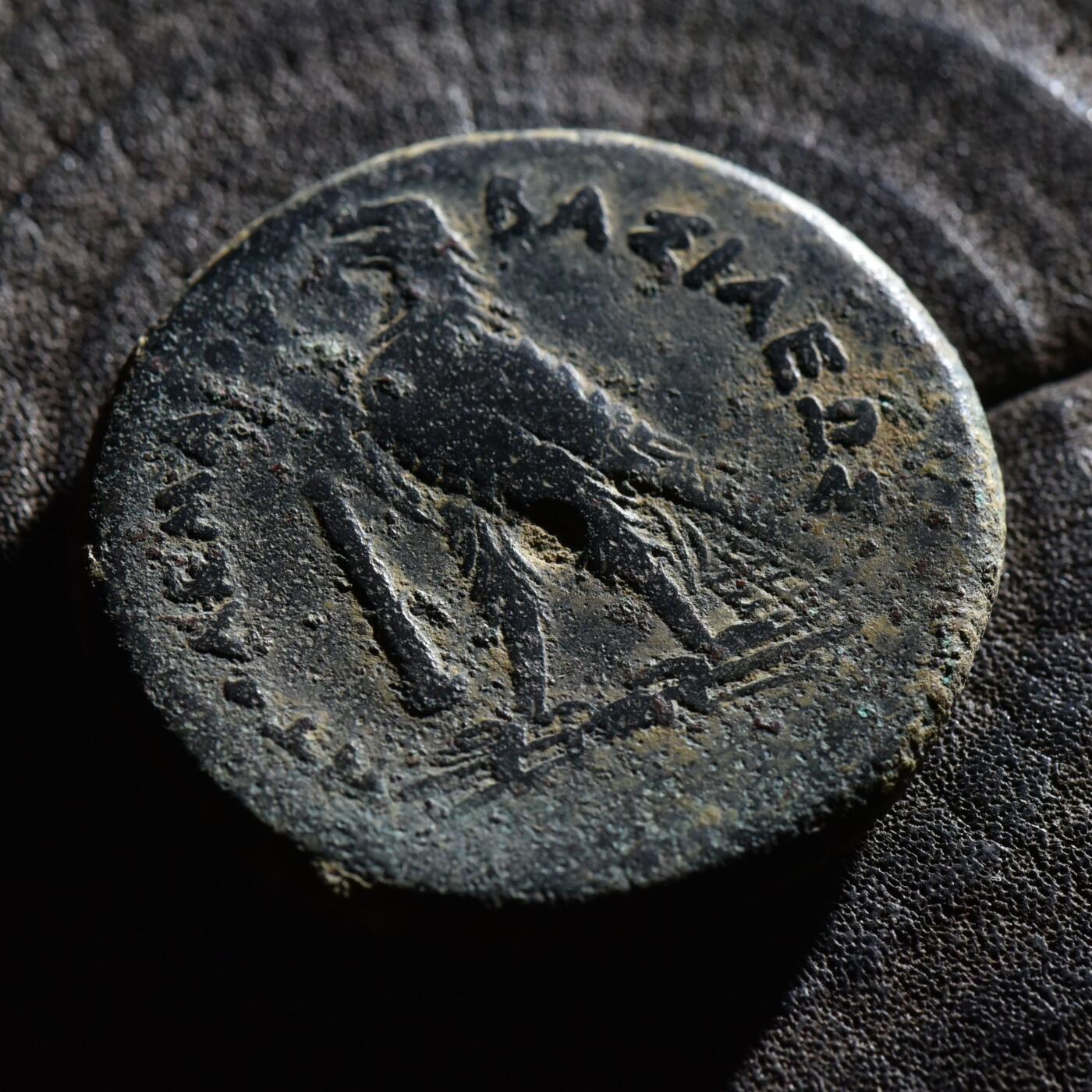 【良泉】第45期【直播场】1月15日晚19.30点开拍！ 208组，西方古代钱币、丝路古珠杂项专场 【34.01克】公元前246-221年【古希腊】埃及托勒密三世，半德拉克马大铜币