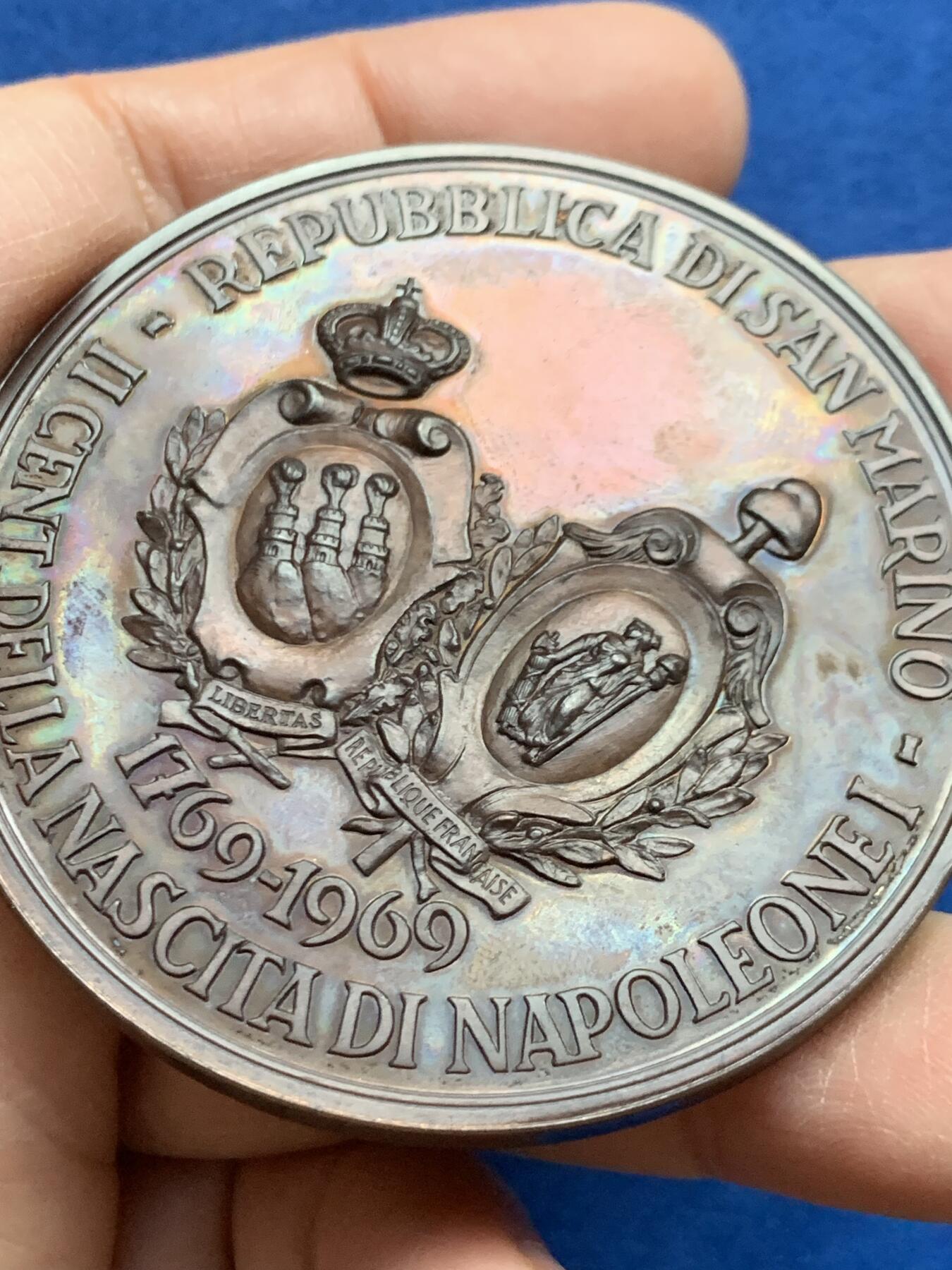 《竞宝斋》第452场 周日，周一 2场连拍 （全场包邮，欢迎送拍） 圣马力诺拿破仑一世诞辰二百周年纪念章 铜质（87.8克）+银质（98.6克） 60mm 正面为拿破仑·波拿巴与安东尼奥·奥诺里侧像 带盒 细节见图