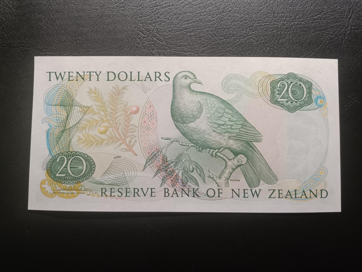 2026首期，总第211期 新西兰1985版20元UNC-，中年女王和鸽子