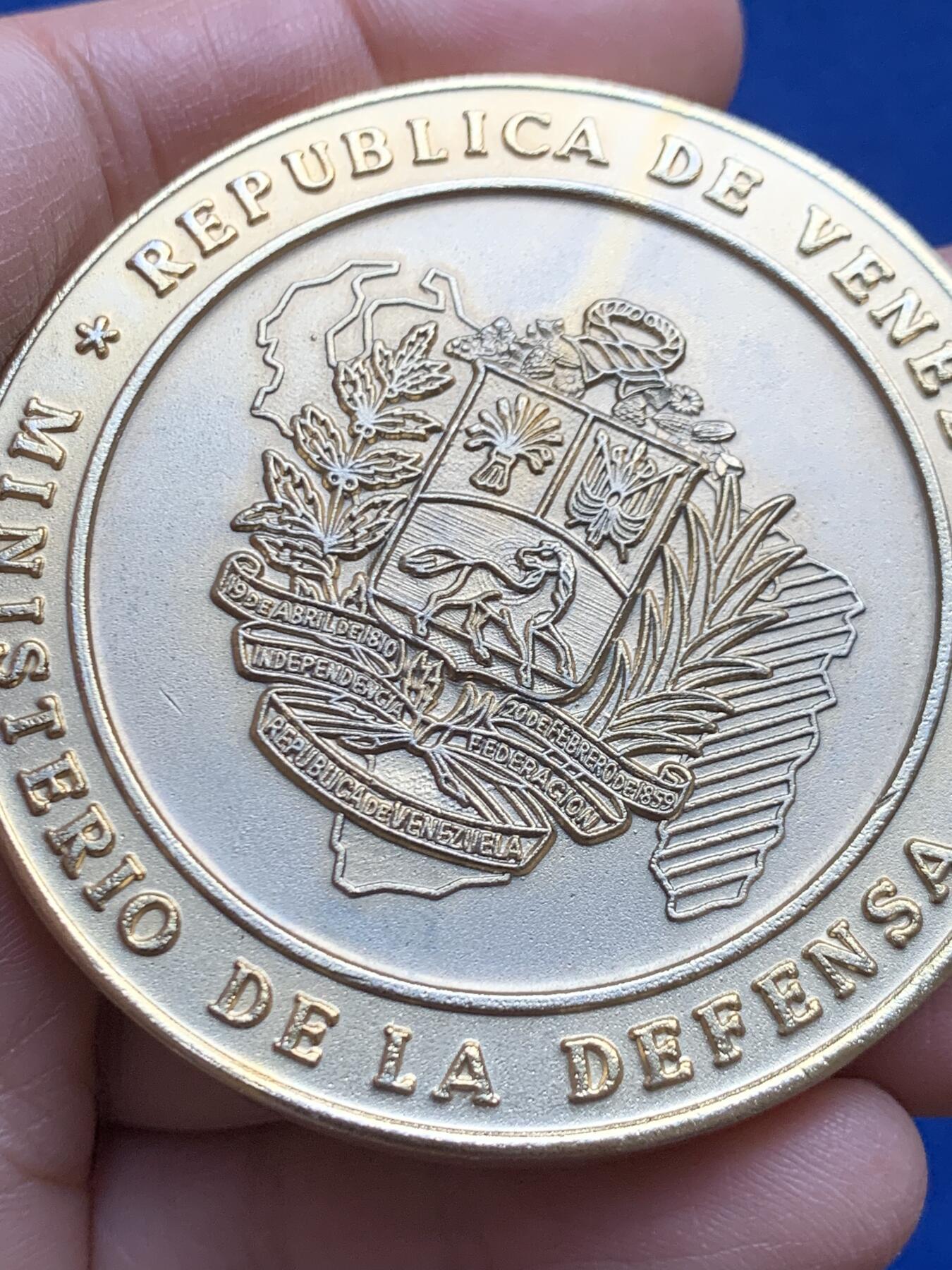 《竞宝斋》第452场 周日，周一 2场连拍 （全场包邮，欢迎送拍） 1974年为纪念解放者西蒙·玻利瓦尔委内瑞拉国防部颁发纪念镀金铜章 119克 60.2mm