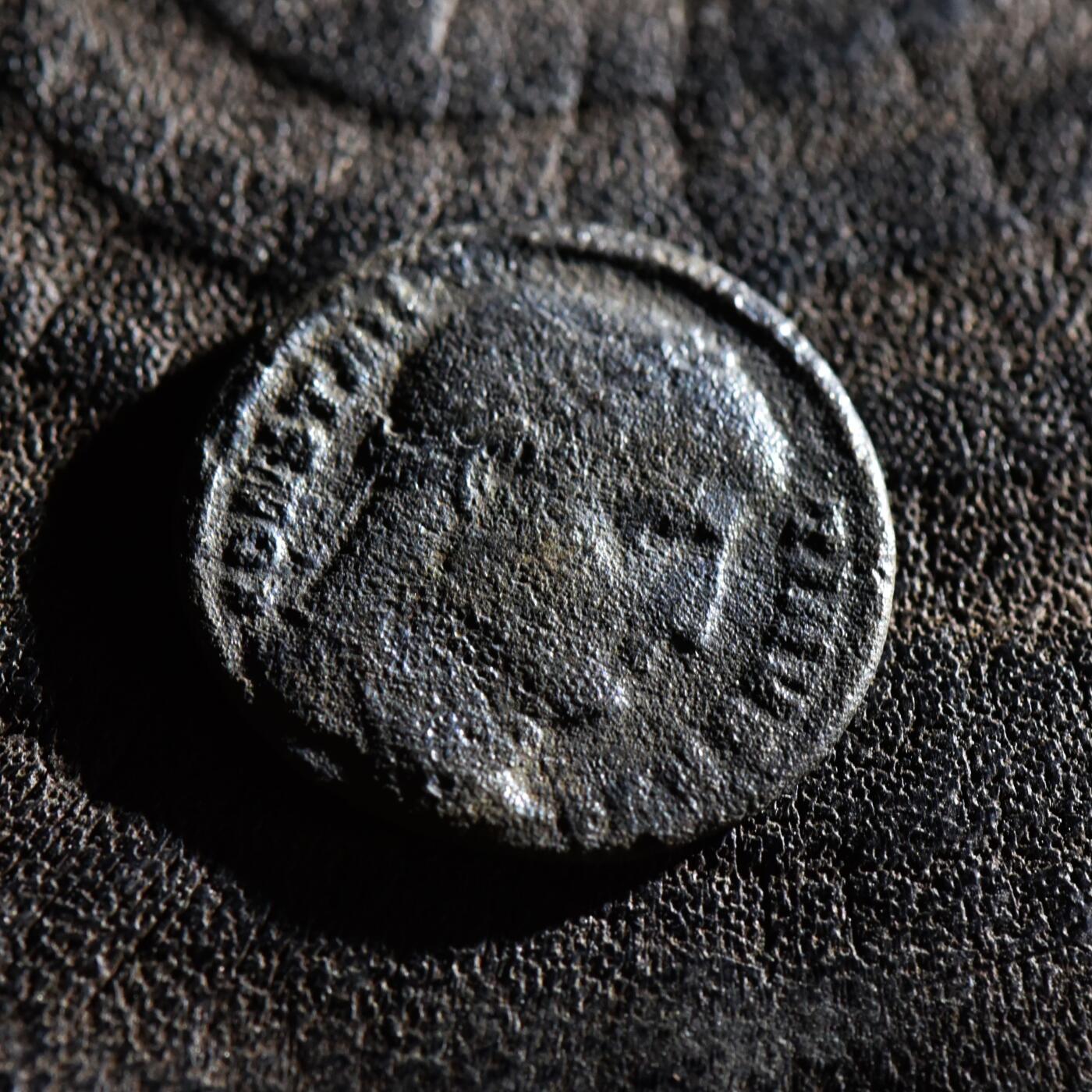 【良泉】第45期【直播场】1月15日晚19.30点开拍！ 208组，西方古代钱币、丝路古珠杂项专场 公元324-326年【古罗马】君士坦丁大帝“军塔营门”铜币，帖撒罗尼亚造币厂打制，2.66克