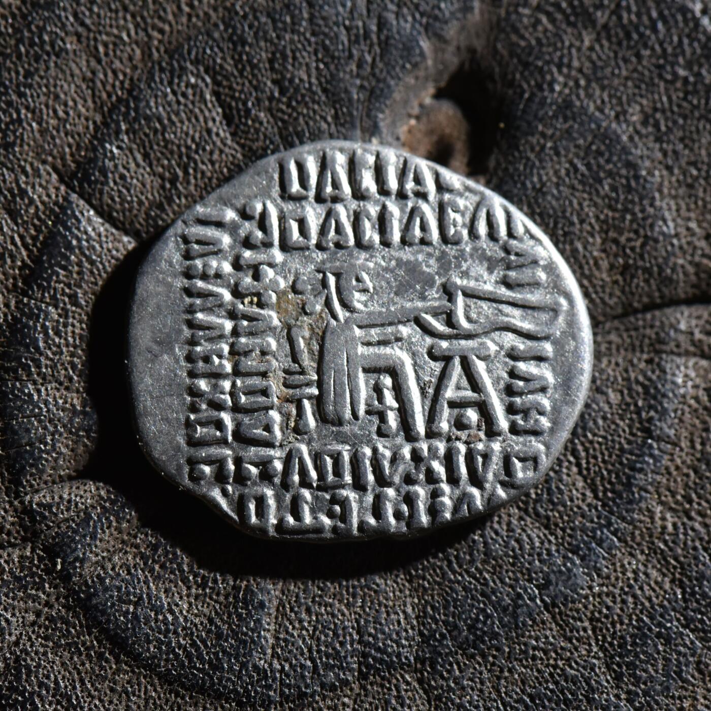 【良泉】第45期【直播场】1月15日晚19.30点开拍！ 208组，西方古代钱币、丝路古珠杂项专场 【极美品】公元10-38年【古波斯】帕提亚（安息）阿塔巴努斯二世，一德拉克马银币，3.63克