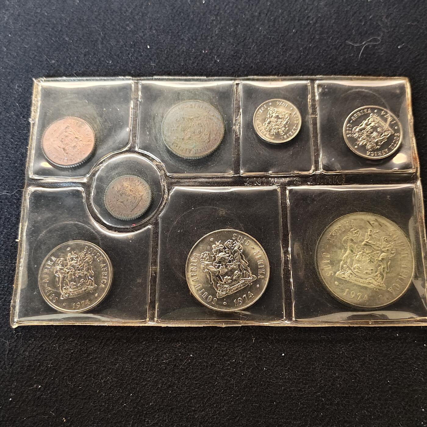 【全场包邮】纯粹捡漏拍491场（免费代拍第28场） 南非1974年官方封装套币-含比勒陀利亚造币厂成立50周年（33毫米15克）纪念银币