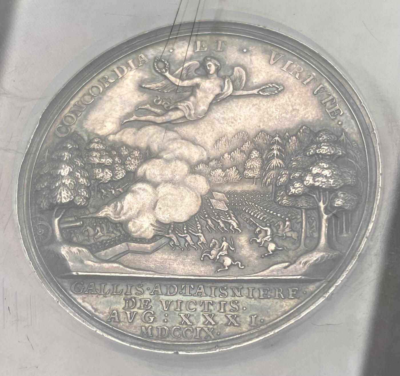 万国钱币拍卖第058期（万国新年大拍） NGC MS61 1709年英国安妮女王马尔普拉奎特战役纪念大银章 不列颠尼亚在天空中祝福军队 左边的发过军队在向进攻中的盟军开炮 宏大的英系早期战争场景刻画 细腻生动的细节刻画令人惊叹 原味黑彩收藏级品质（盒子背面有划痕）