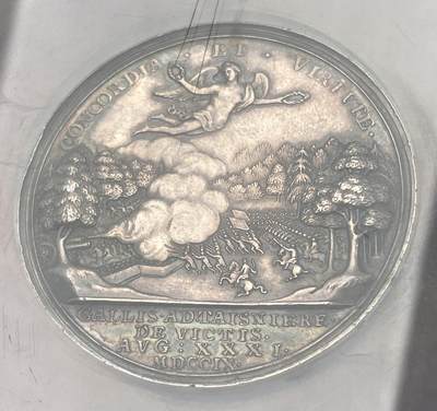 万国钱币拍卖第058期（万国新年大拍） NGC MS61 1709年英国安妮女王马尔普拉奎特战役纪念大银章 不列颠尼亚在天空中祝福军队 左边的发过军队在向进攻中的盟军开炮 宏大的英系早期战争场景刻画 细腻生动的细节刻画令人惊叹 原味黑彩收藏级品质（盒子背面有划痕）