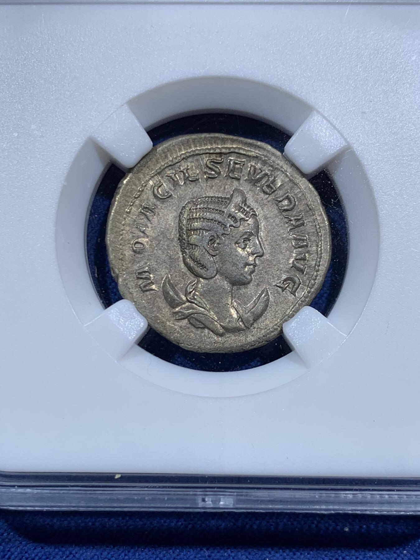 《竞宝斋》第452场 周日，周一 2场连拍 （全场包邮，欢迎送拍） 无名王 XF+ 古罗马帝国 244-249年 1安东尼安 银币 正面为奥塔西亚皇后 背面为和谐女神 打制很好 细节不错 无名王和众诚详评都是国内较为专业的丝路古典币评级公司 少见品种