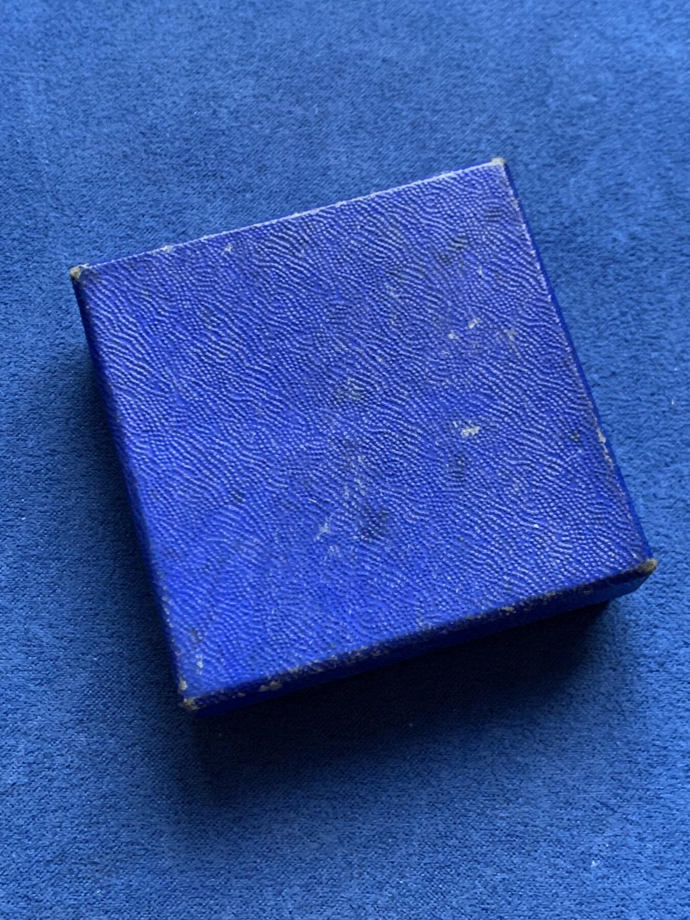 《竞宝斋》第452场 周日，周一 2场连拍 （全场包邮，欢迎送拍） 法国1840年拿破仑巴黎葬礼大型铜章，场面刻画恢弘大气，在后铸版本里细节体现已经非常好了，直径58.5mm，重105克，带盒