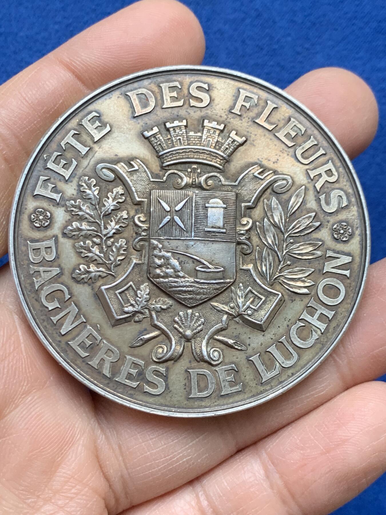 《竞宝斋》第452场 周日，周一 2场连拍 （全场包邮，欢迎送拍） 1897年巴涅尔-德吕雄花卉节摄影比赛第一名纪念镀金大银章 81.55克 56.5mm 丰饶角银 好品