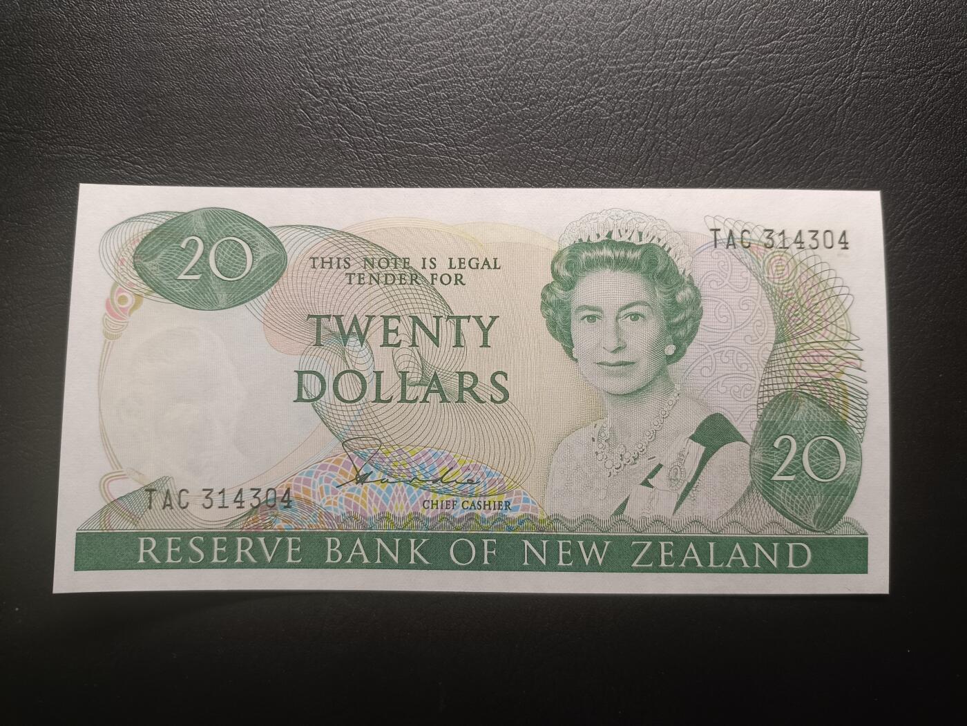 2026首期，总第211期 新西兰1985版20元UNC-，中年女王和鸽子