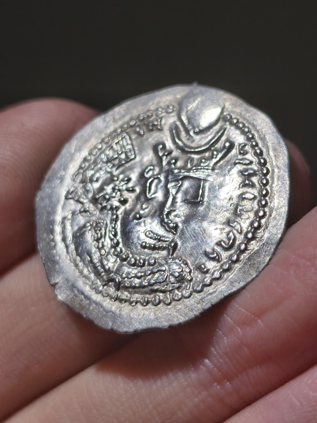 星盘世界钱币2026一月十日新年古典精品大拍 精彩纷呈 精品！萨珊帝国瓦赫兰五世一德拉克马银币，首先，光度非常漂亮，而且这一枚的雕刻风格十分有意思，表现张力十足，是用简单线条去勾勒的人物，非常有趣的工艺和艺术风格