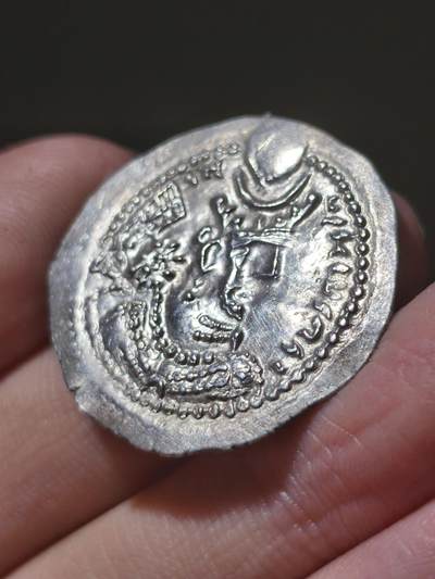 精品！萨珊帝国瓦赫兰五世一德拉克马银币，首先，光度非常漂亮，而且这一枚的雕刻风格十分有意思，表现张力十足，是用简单线条去勾勒的人物，非常有趣的工艺和艺术风格