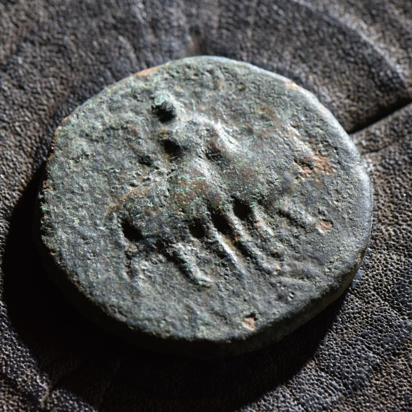 【良泉】第45期【直播场】1月15日晚19.30点开拍！ 208组，西方古代钱币、丝路古珠杂项专场 14.07克，公元100-128年【贵霜帝国】第三任国王，威玛·卡迪菲兹（阎膏珍）四德拉克马大铜币