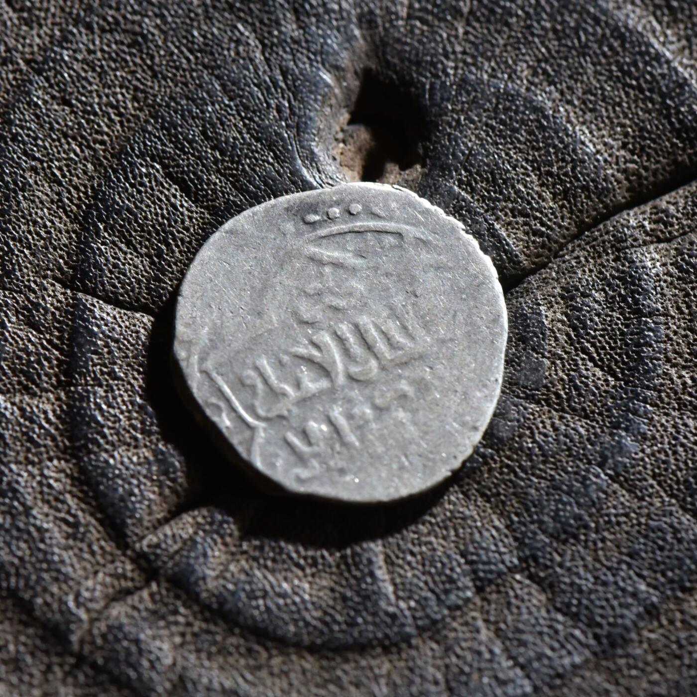 【良泉】第45期【直播场】1月15日晚19.30点开拍！ 208组，西方古代钱币、丝路古珠杂项专场 【美品】公元1336-1353年【蒙古帝国】脱合帖木儿王朝开国汗王，脱合帖木儿，2第尔汗银币，1.35克