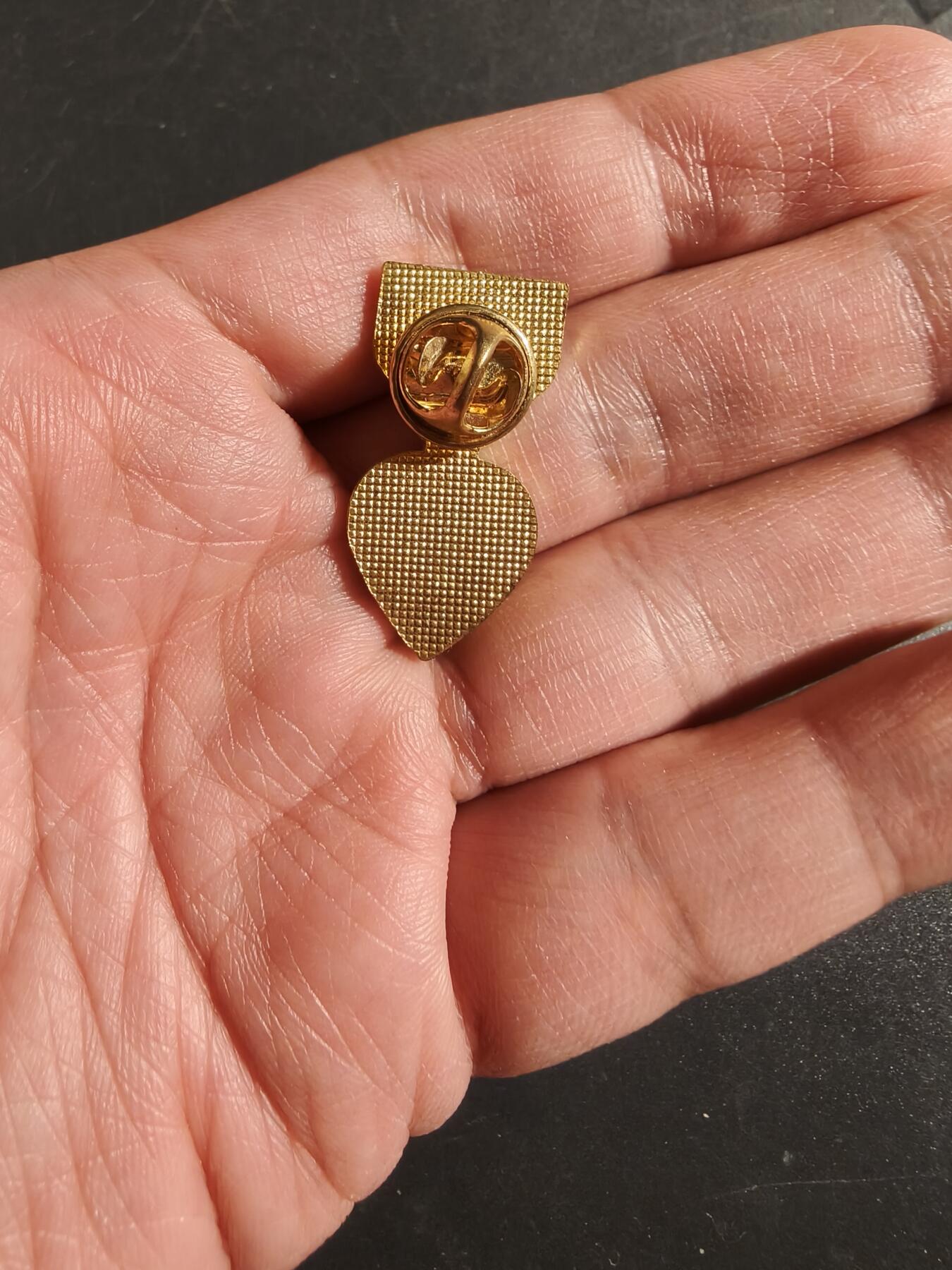 老王徽章第172期 美国紫心勋章之爪徽章    该徽章旨在提高人们对退伍军人创伤相关疾病（如PTSD 和TBI）的认识。 