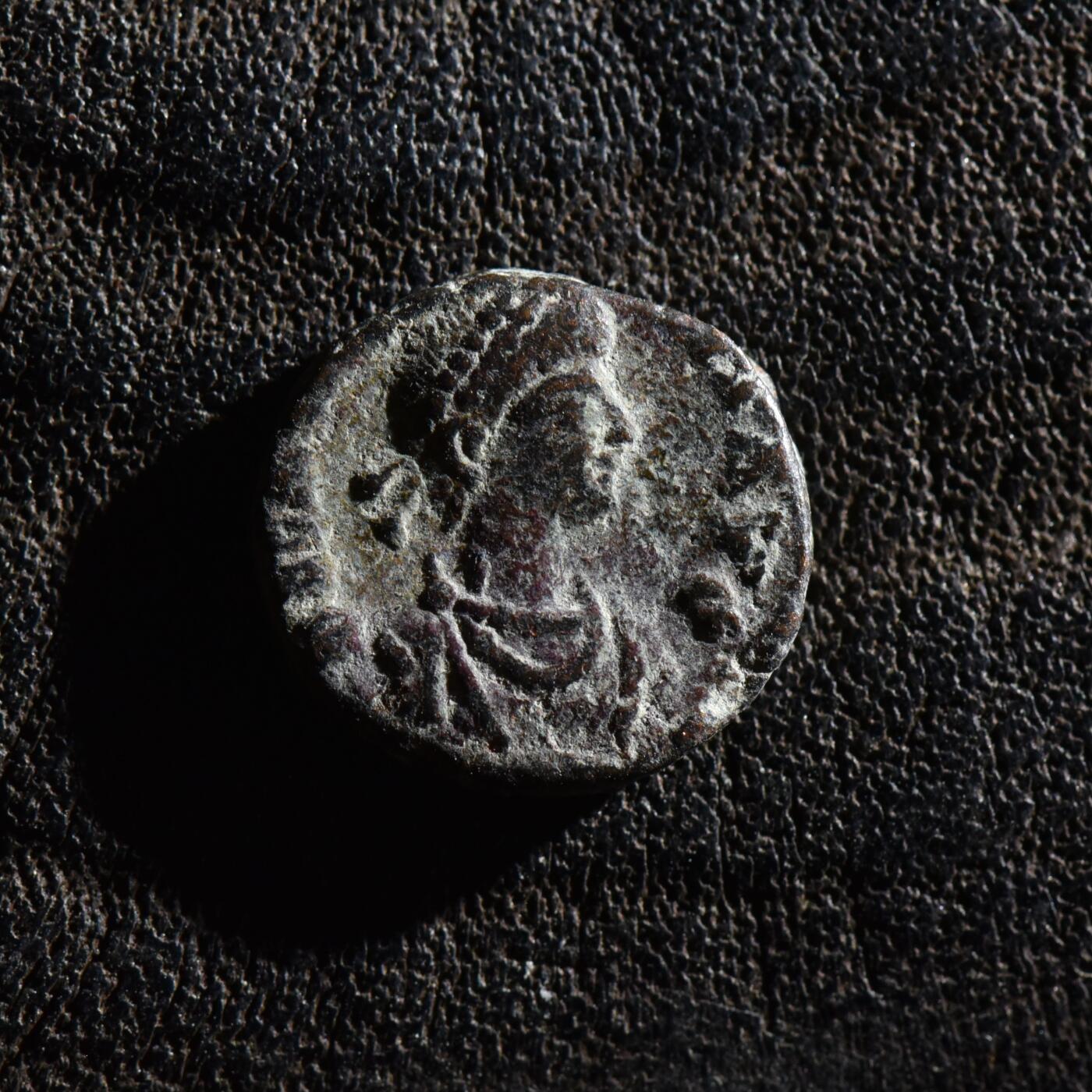 【良泉】第45期【直播场】1月15日晚19.30点开拍！ 208组，西方古代钱币、丝路古珠杂项专场 【微型】【发丝清晰】公元383-388年【古罗马】瓦伦丁尼安二世“誓愿十年再愿二十年”铜币，1.5克