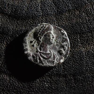 【良泉】第45期【直播场】1月15日晚19.30点开拍！ 208组，西方古代钱币、丝路古珠杂项专场 - 【微型】【发丝清晰】公元383-388年【古罗马】瓦伦丁尼安二世“誓愿十年再愿二十年”铜币，1.5克