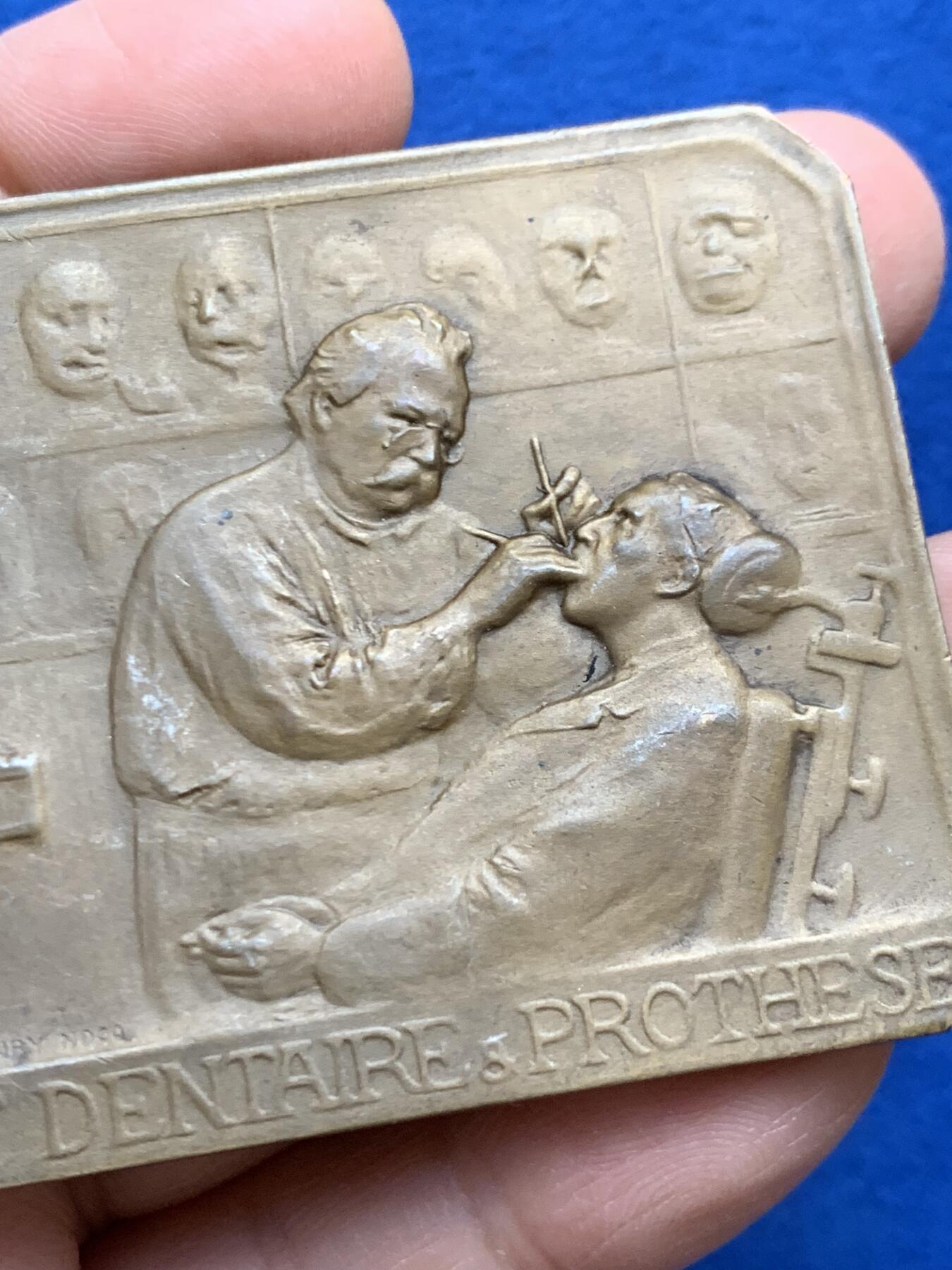 《竞宝斋》第452场 周日，周一 2场连拍 （全场包邮，欢迎送拍） 1909年纪念牙医克劳德·马丁大铜章 99.35克 51*63.2mm 三角铜标