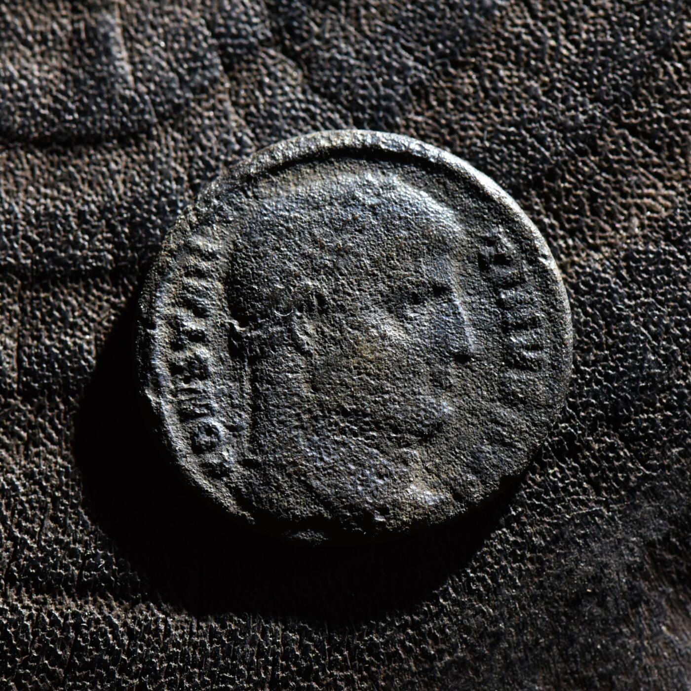 【良泉】第45期【直播场】1月15日晚19.30点开拍！ 208组，西方古代钱币、丝路古珠杂项专场 公元324-326年【古罗马】君士坦丁大帝“军塔营门”铜币，帖撒罗尼亚造币厂打制，2.66克