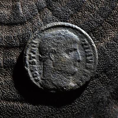 【良泉】第45期【直播场】1月15日晚19.30点开拍！ 208组，西方古代钱币、丝路古珠杂项专场 - 公元324-326年【古罗马】君士坦丁大帝“军塔营门”铜币，帖撒罗尼亚造币厂打制，2.66克