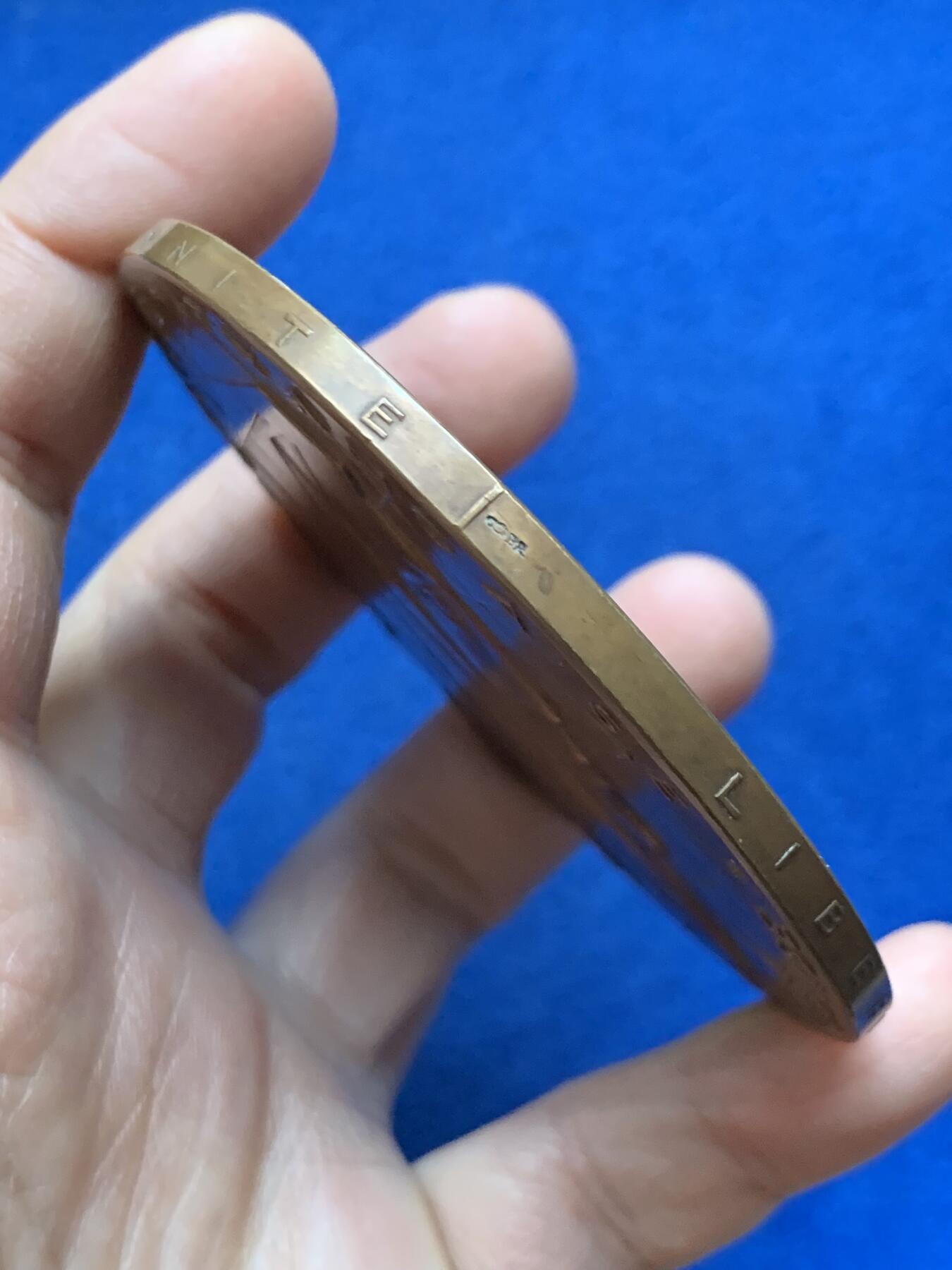 《竞宝斋》第452场 周日，周一 2场连拍 （全场包邮，欢迎送拍） 法兰西共和国总统勒内·科蒂肖像铜章  勒内·科蒂（1882-1962），1954年至1959年间任法兰西第四共和国总统。181.1克，77.2mm，丰饶角BR边铭。