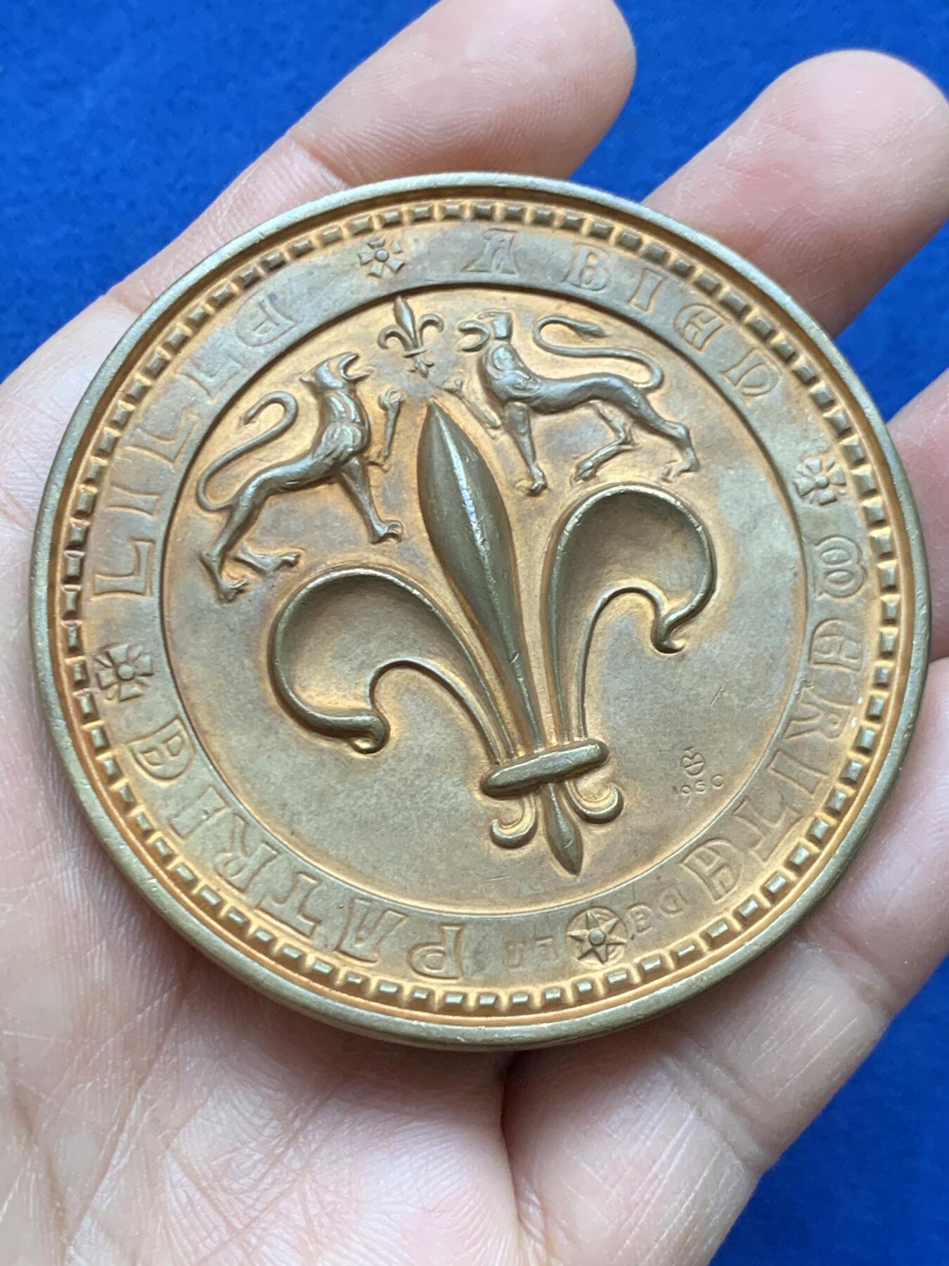 《竞宝斋》第452场 周日，周一 2场连拍 （全场包邮，欢迎送拍） 致法兰西共和国总统勒内·科蒂先生 里尔市功绩纪念章 105.4克 63.2mm 三角铜标