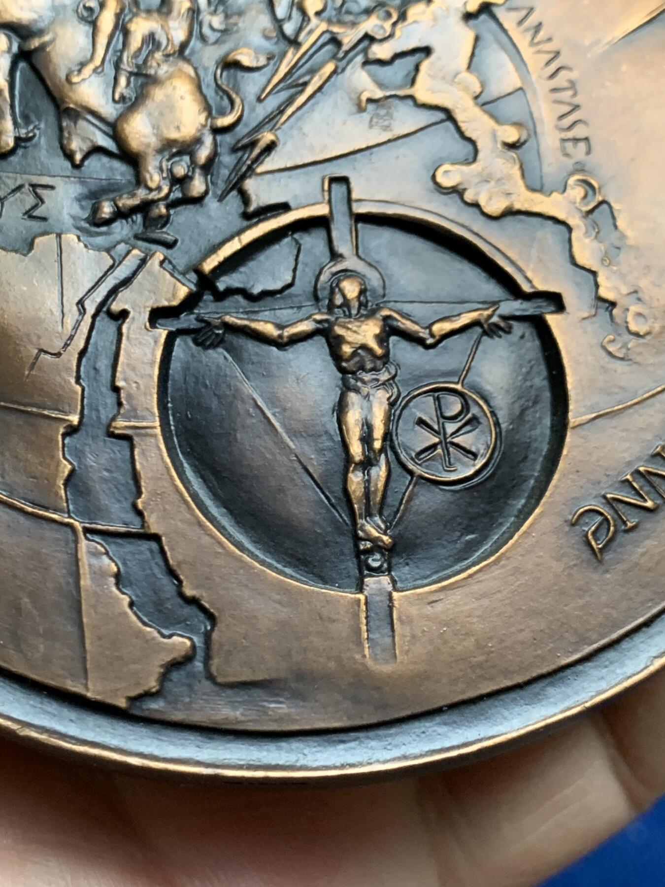 《竞宝斋》第452场 周日，周一 2场连拍 （全场包邮，欢迎送拍） 名家名作 德梅特尔·阿纳斯塔斯设计 迈向欧洲人文主义 超大号纪念铜章 506.5克，96.5mm，丰饶角铜标，此为原铸章， 市场出现大部分为边铭处带年份的后铸章  正面： 在地球仪上，描绘了宙斯化身为公牛掳走欧罗巴仙女的传说场景；下方圆形图案中为十字架上的基督及其花押字   背面：在欧洲地图上，三位分别代表地下、陆地与太空领域的主宰者。圆形图案中，两人在象征欧洲的树下握手，下方是希望之舟。