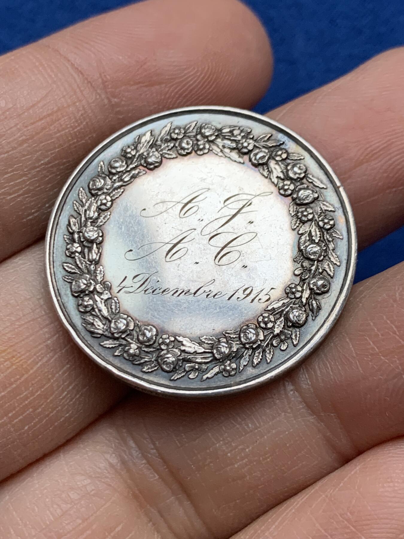 《竞宝斋》第452场 周日，周一 2场连拍 （全场包邮，欢迎送拍） 法国1915年结婚纪念银章 30MM 11.92g 手指银标 