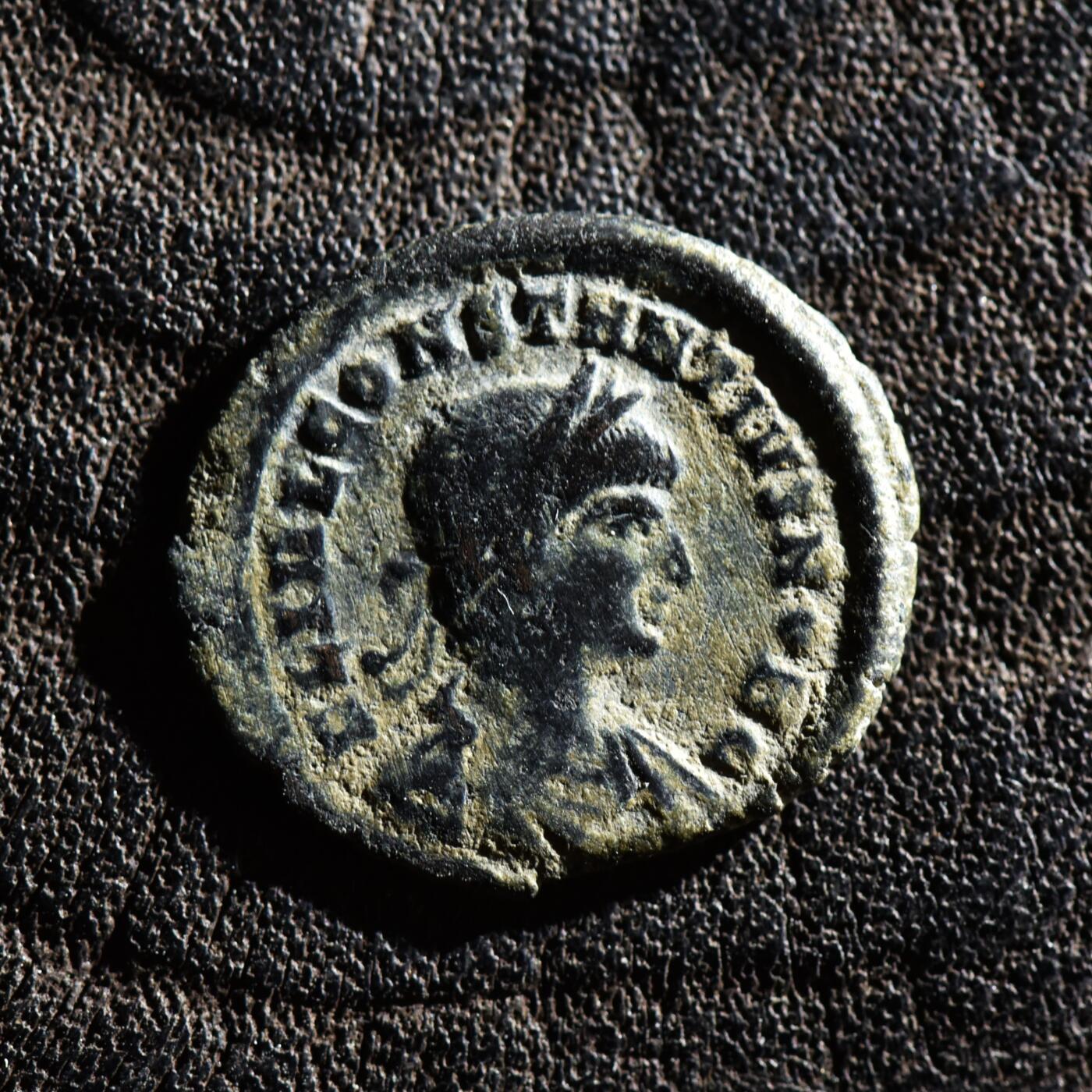 【良泉】第45期【直播场】1月15日晚19.30点开拍！ 208组，西方古代钱币、丝路古珠杂项专场 【美品】公元337-361年【古罗马】君士坦提乌斯二世“士兵军旗”铜币，尼科墨底亚造币厂打制，1.26克