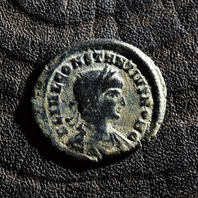 【良泉】第45期【直播场】1月15日晚19.30点开拍！ 208组，西方古代钱币、丝路古珠杂项专场 - 【美品】公元337-361年【古罗马】君士坦提乌斯二世“士兵军旗”铜币，尼科墨底亚造币厂打制，1.26克