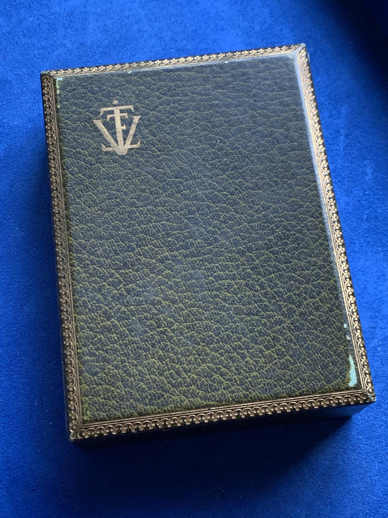 《竞宝斋》第452场 周日，周一 2场连拍 （全场包邮，欢迎送拍） 1913年法国生物学家克劳德纳德诞辰百年铝质纪念章 133.2克 80*110.5mm 三角边铭 带盒 好品保存不易