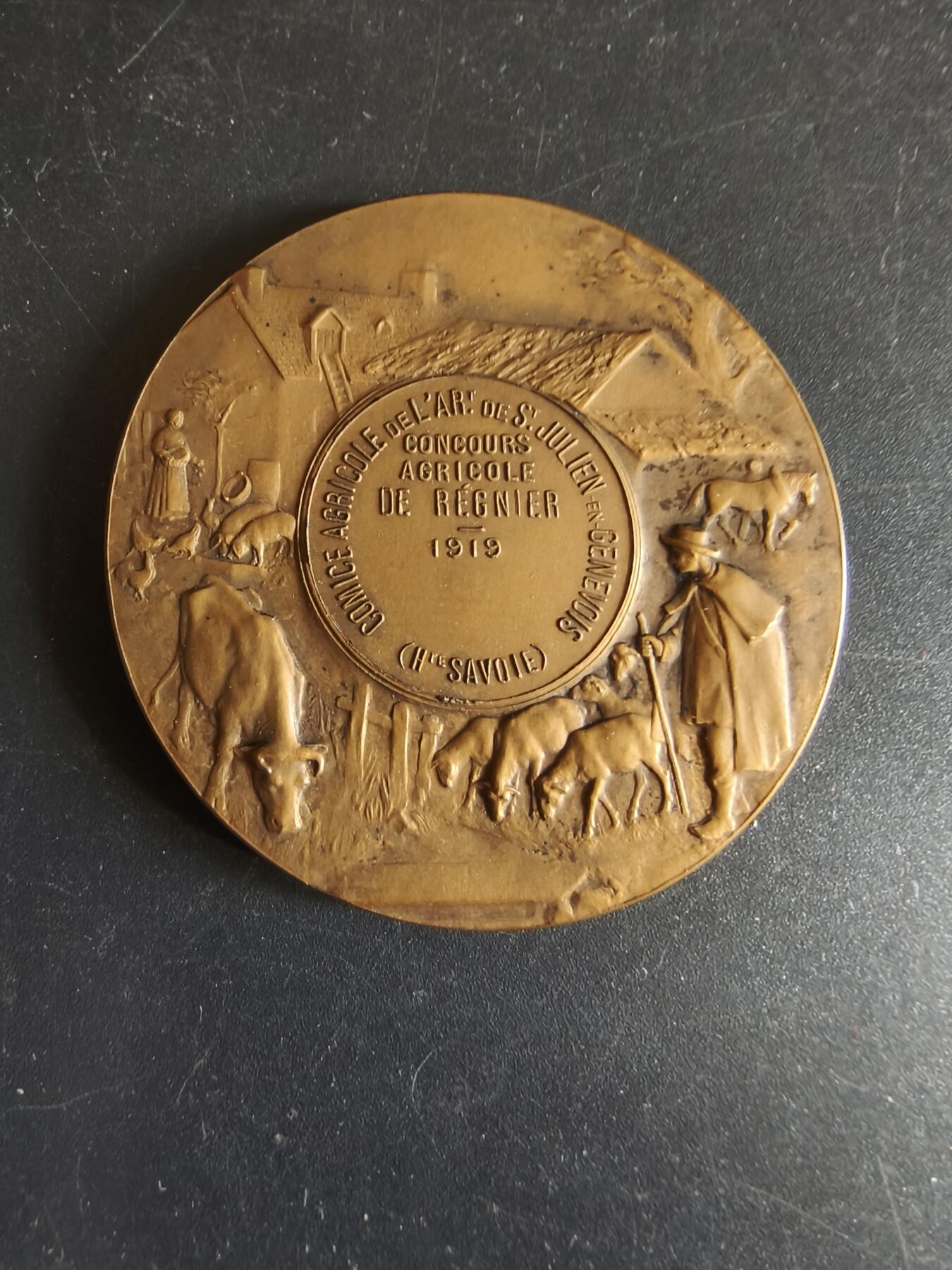 老王徽章第172期 法国圣朱利安昂日内瓦农业竞赛大铜章    原盒     直径50mm    重量51.1g      大师P.Grandhomme作品    