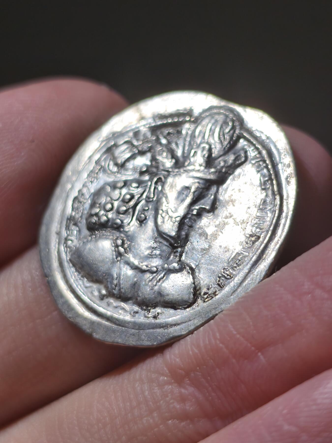 星盘世界钱币2026一月十日新年古典精品大拍 精彩纷呈 精品！萨珊帝国沙普尔二世一德拉克马银币，虽然在萨山中早期银币当中，沙普尔二世不算特别少见，但是这个人的币一般都有各种各样的问题，这一枚已经算比较好的了