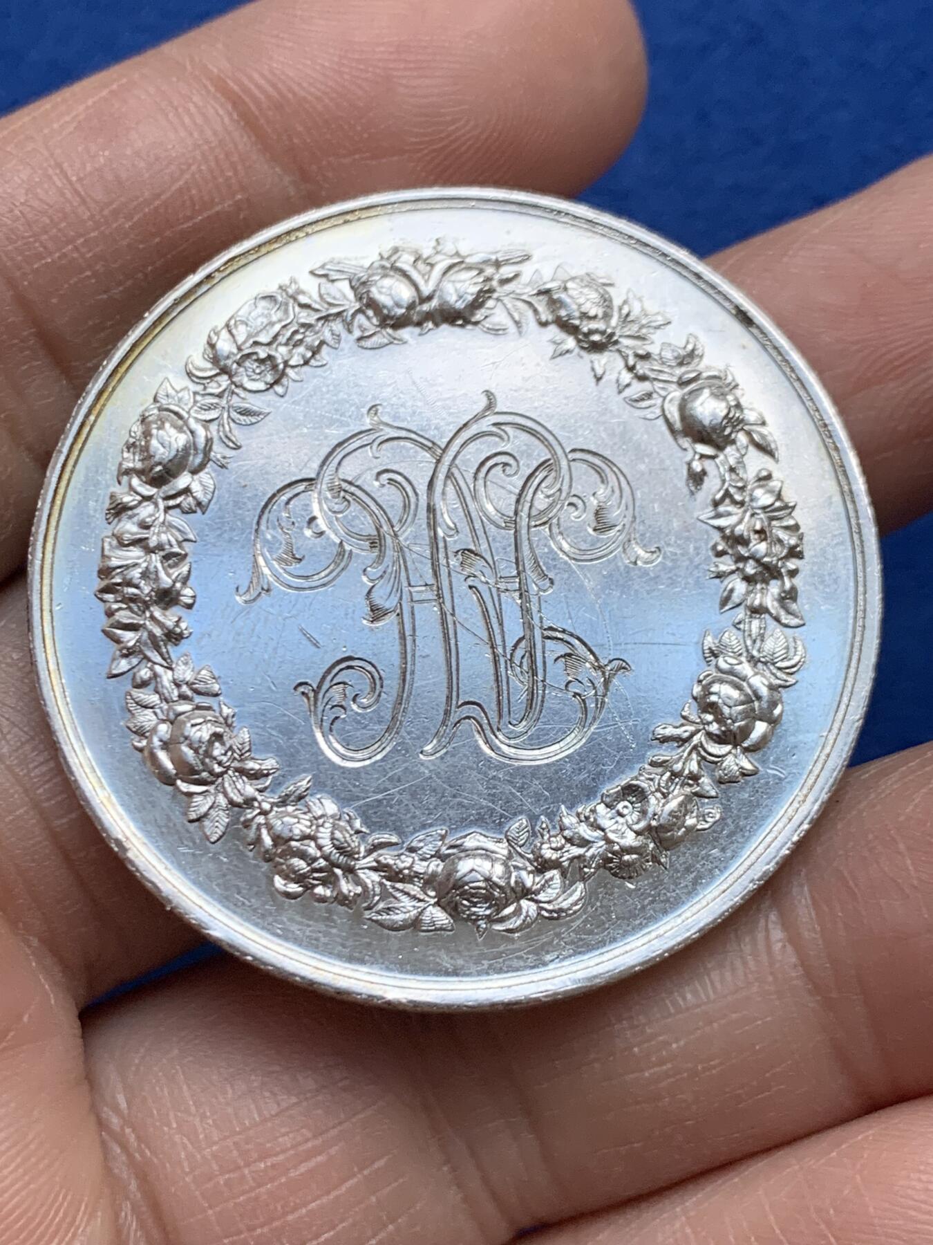 《竞宝斋》第452场 周日，周一 2场连拍 （全场包邮，欢迎送拍） 法国1890年结婚纪念银章 大版 41.5MM 32g 丰饶角边铭