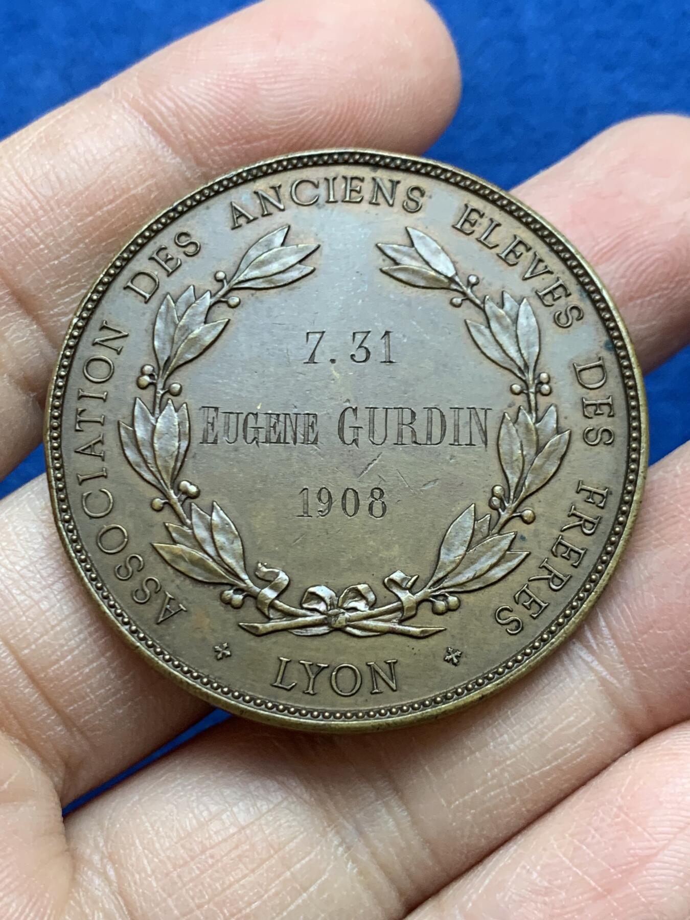 《竞宝斋》第452场 周日，周一 2场连拍 （全场包邮，欢迎送拍） 1908里昂（法国）修士会校友联合会纪念铜章 28.05克 40.8mm