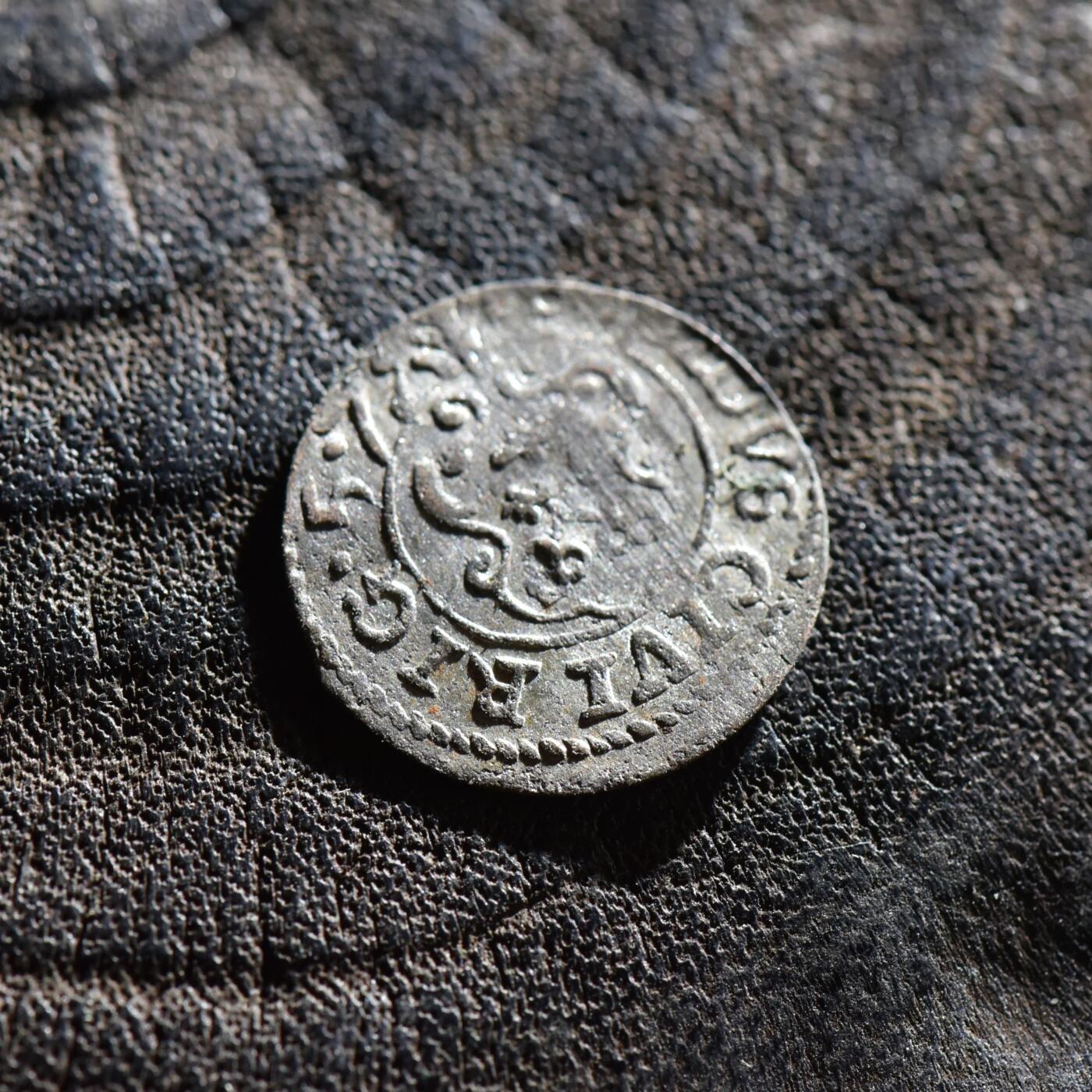 【良泉】第45期【直播场】1月15日晚19.30点开拍！ 208组，西方古代钱币、丝路古珠杂项专场 【美品】公元1657年【瑞典·利沃尼亚】卡尔十世国王，银索利多，0.59克