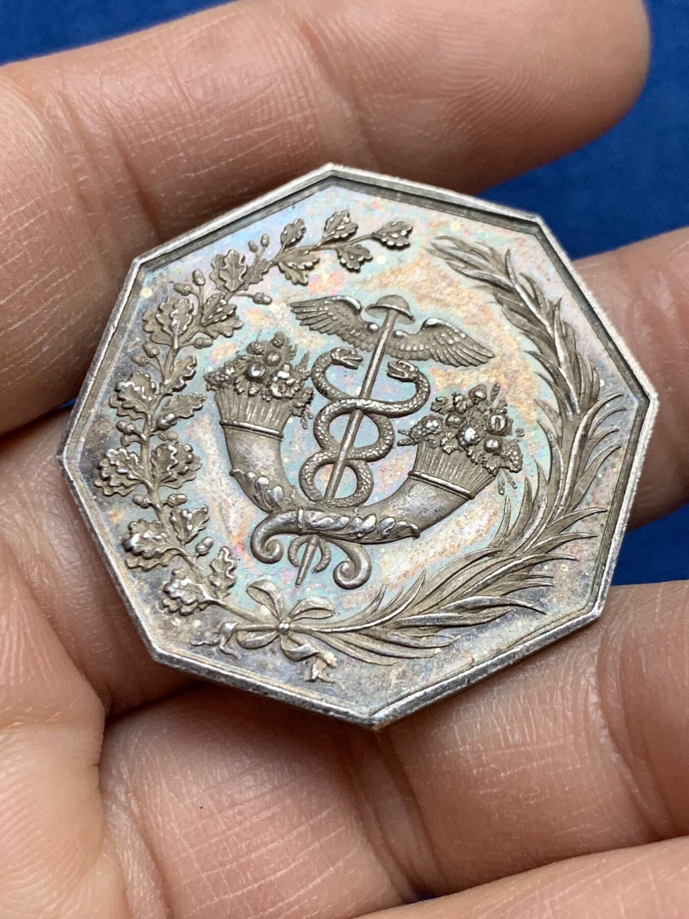 《竞宝斋》第452场 周日，周一 2场连拍 （全场包邮，欢迎送拍） 法国波尔多银行八角银质代币，19.3克，34.6mm，神灯边铭，双面油彩包浆，非常值得品鉴收藏