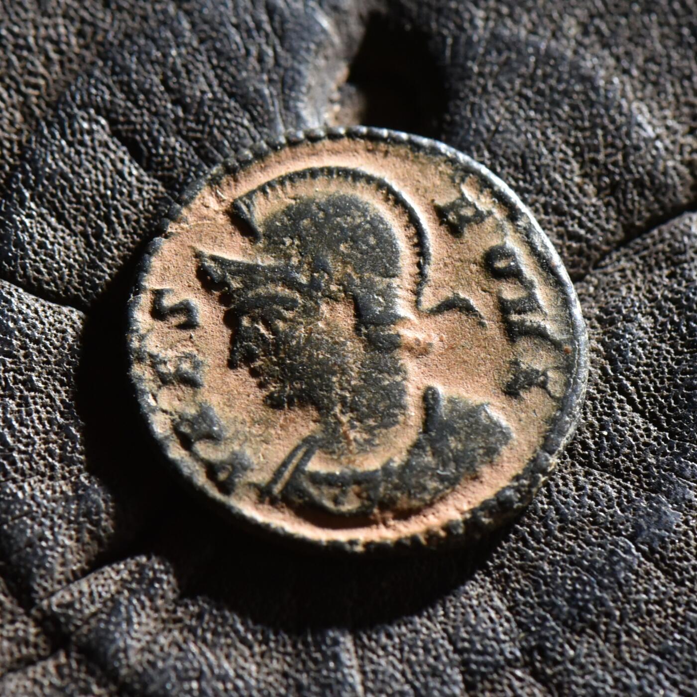 【良泉】第45期【直播场】1月15日晚19.30点开拍！ 208组，西方古代钱币、丝路古珠杂项专场 【沙漠坑】公元330-340年【古罗马】君士坦丁大帝“母狼育婴”铜币，君士坦丁堡迁都纪念，基齐库斯造币厂打制，1.97克