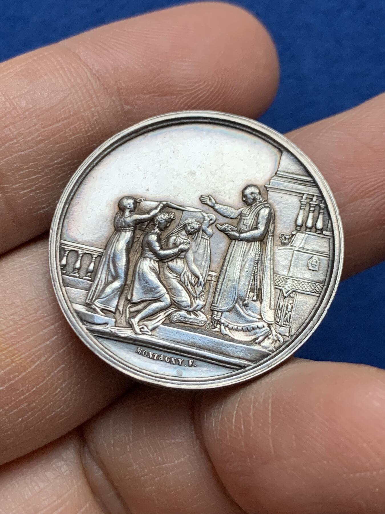 《竞宝斋》第452场 周日，周一 2场连拍 （全场包邮，欢迎送拍） 法国1915年结婚纪念银章 30MM 11.92g 手指银标 