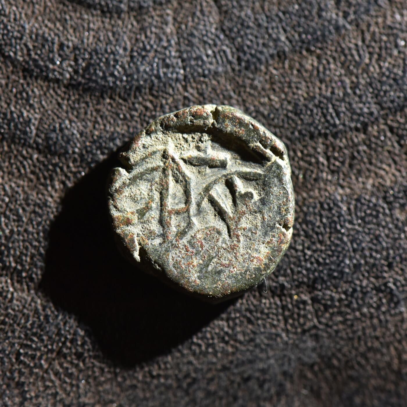 【良泉】第45期【直播场】1月15日晚19.30点开拍！ 208组，西方古代钱币、丝路古珠杂项专场 公元12-13世纪【？】？骑士/瘤牛吉塔尔，3.41克