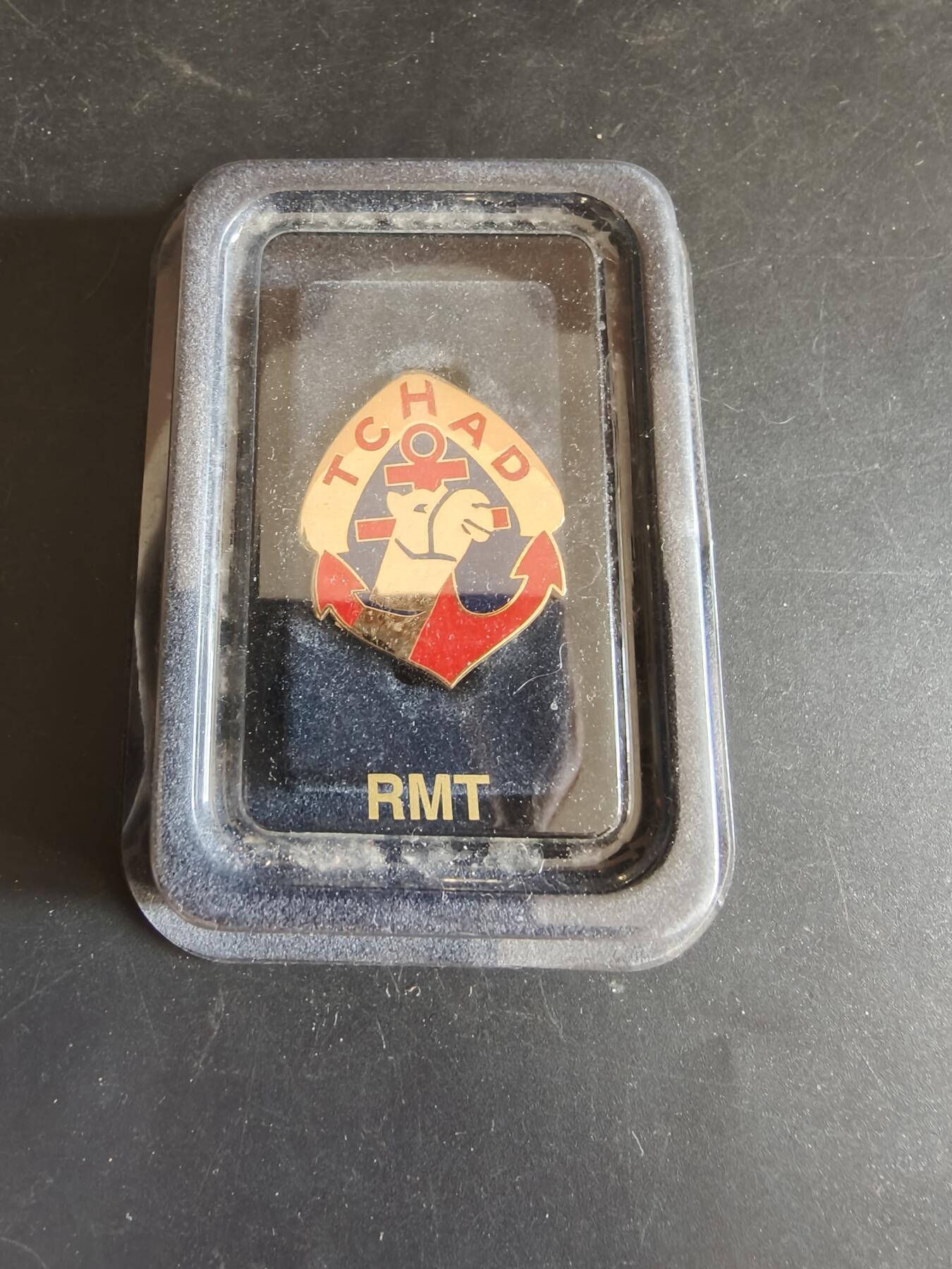 老王徽章第172期 法国乍得行进团证章    原盒