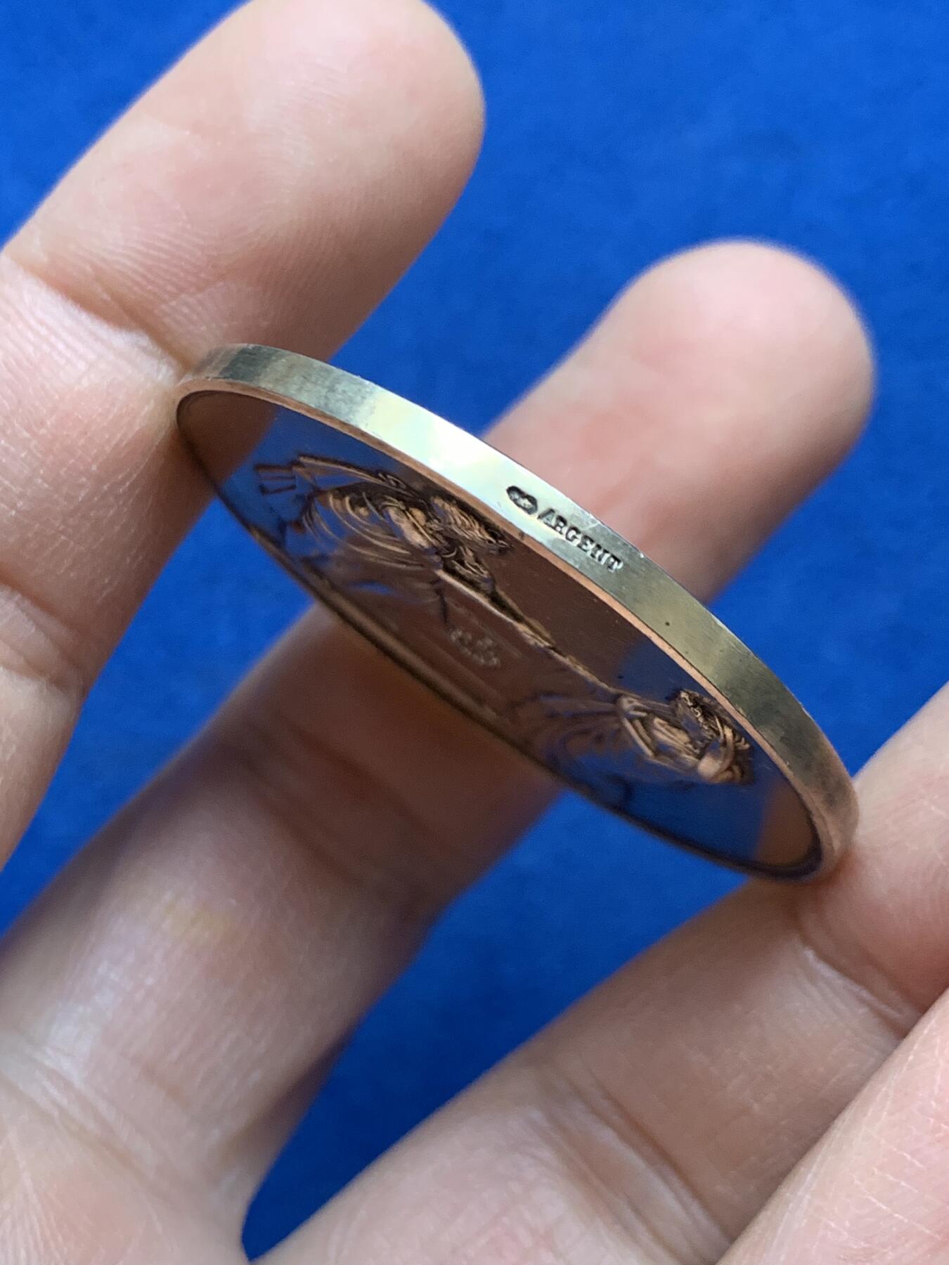 《竞宝斋》第452场 周日，周一 2场连拍 （全场包邮，欢迎送拍） 法国婚礼结婚纪念镀金银章 大版 刻花很漂亮 41.3MM 32.15g 丰饶角银标