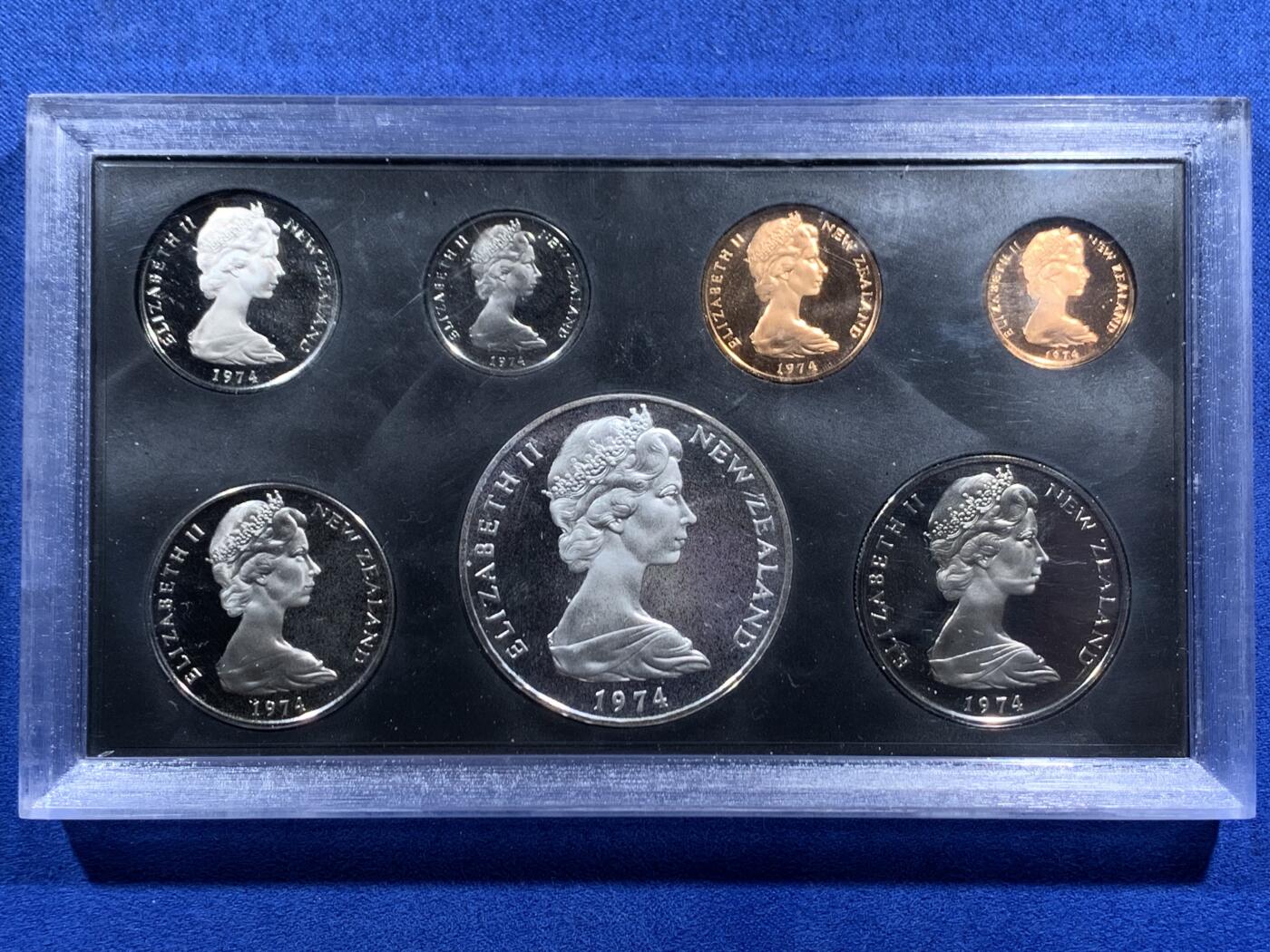 《竞宝斋》第452场 周日，周一 2场连拍 （全场包邮，欢迎送拍） 新西兰1974年7枚装精制套币 其中一枚1元主币是银币（英联邦运动会 925银 28.2克）