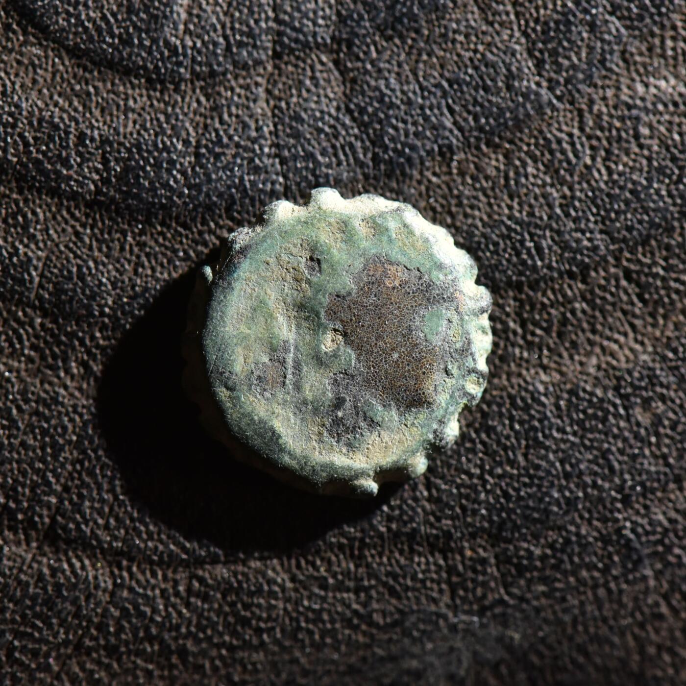 【良泉】第45期【直播场】1月15日晚19.30点开拍！ 208组，西方古代钱币、丝路古珠杂项专场 公元前175-164年【古希腊】【塞琉古帝国】安条克四世，阿克-托勒迈斯造币厂齿状边小铜币，女性神祇蒙面，手持权杖和芦苇（？）2.2克