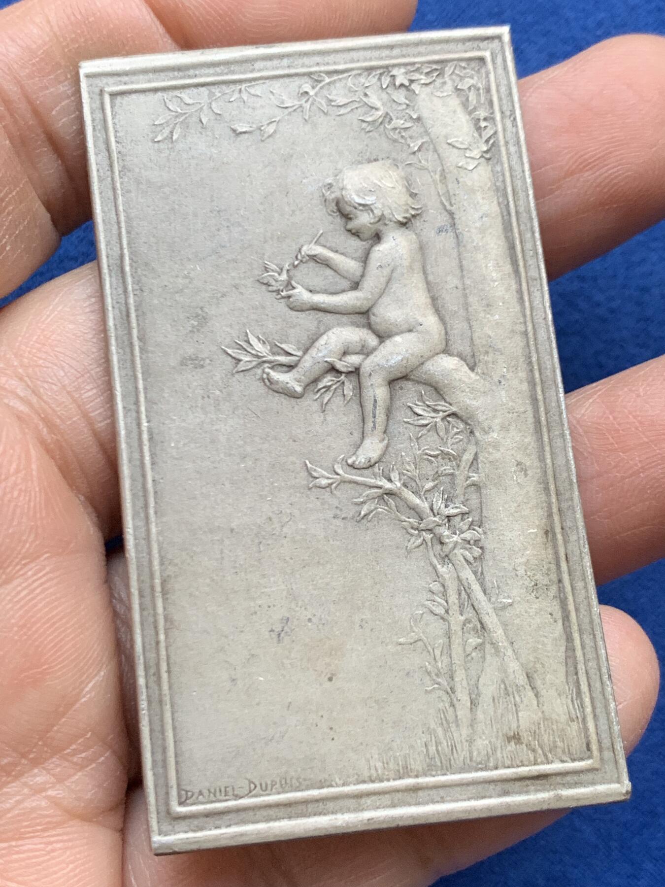 《竞宝斋》第452场 周日，周一 2场连拍 （全场包邮，欢迎送拍） 名家丹尼尔·杜普伊作《巢》方型纪念银章 59.5克 66*37.2mm 丰饶角1银 好品