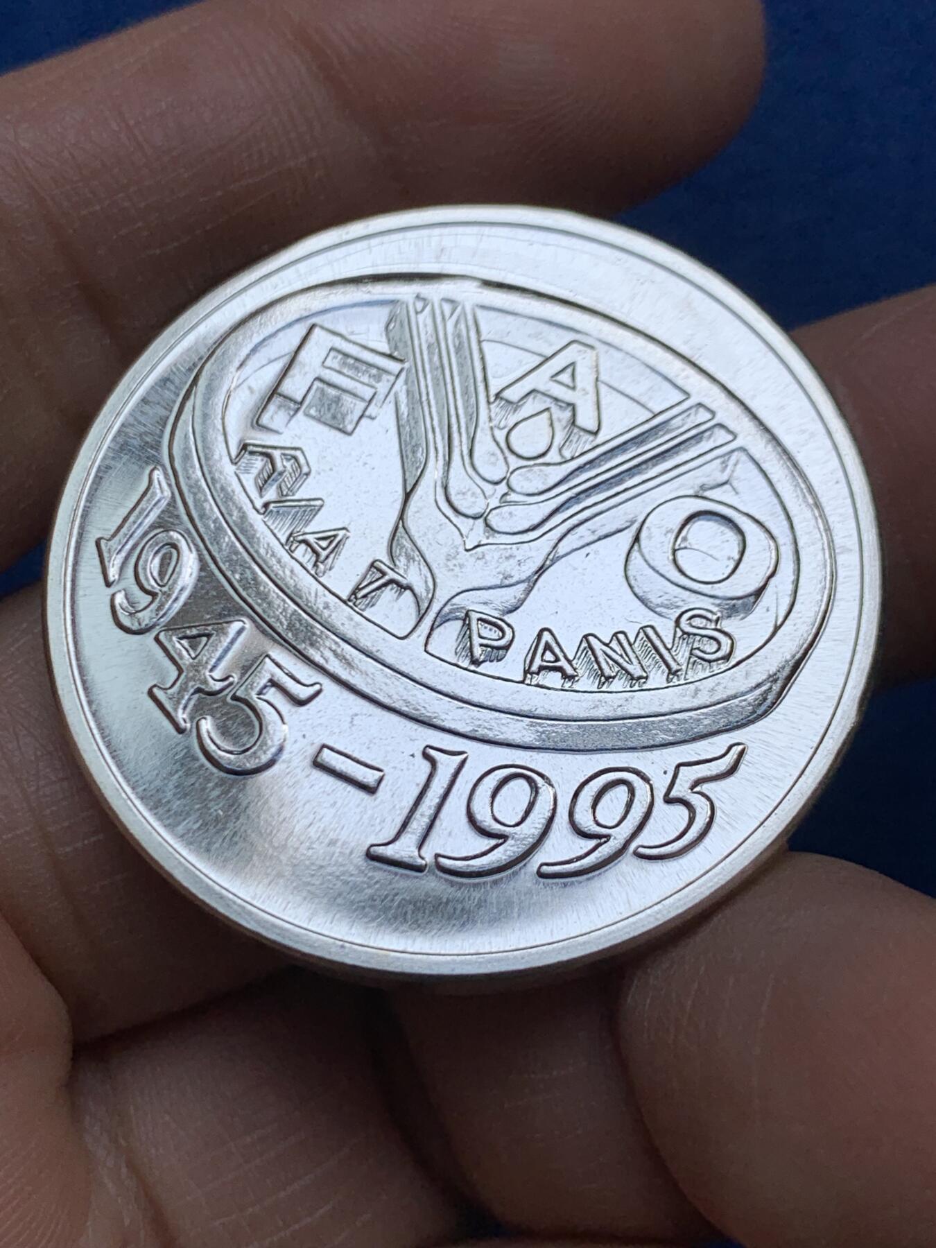 《竞宝斋》第452场 周日，周一 2场连拍 （全场包邮，欢迎送拍） 罗马尼亚1995年联合国粮食及农业组织成立50周年银币 27.5g 925银