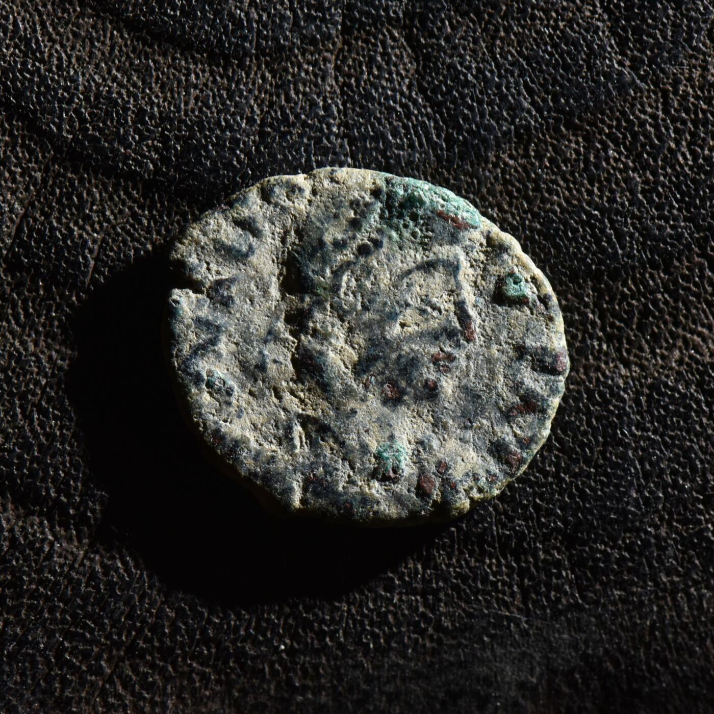 【良泉】第45期【直播场】1月15日晚19.30点开拍！ 208组，西方古代钱币、丝路古珠杂项专场 【微型】公元383-388年【古罗马】瓦伦丁尼安二世，皇帝抓俘虏铜币，1.9克